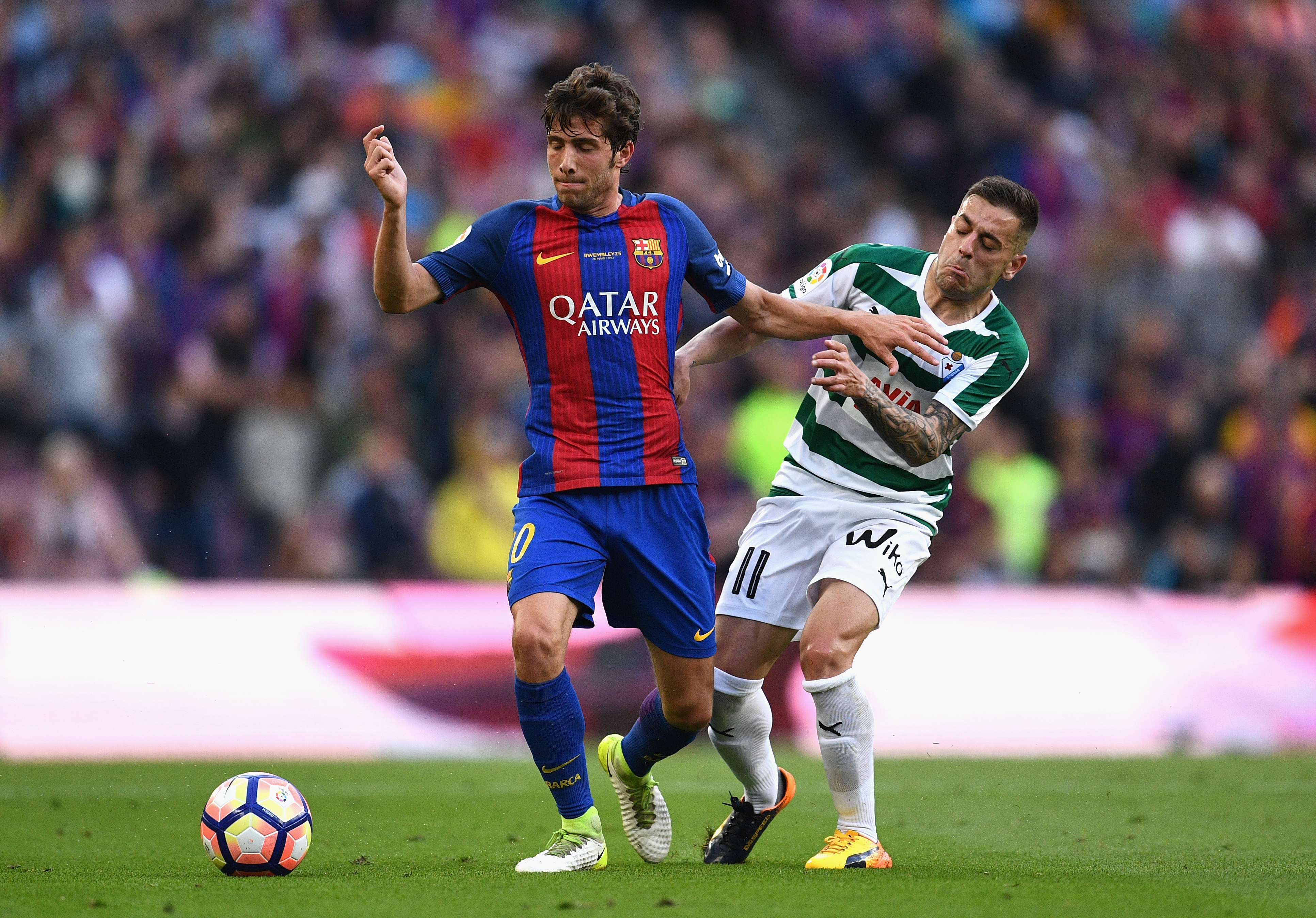 BARCELONA, SPAIN - MAY 21: Ruben Pena of Eibar and Sergi Roberto of Barcelona during the La Liga match between Barcelona and Eibar at Camp Nou on 21 May, 2017 in Barcelona, Spain.  (Photo by David Ramos/Getty Images)