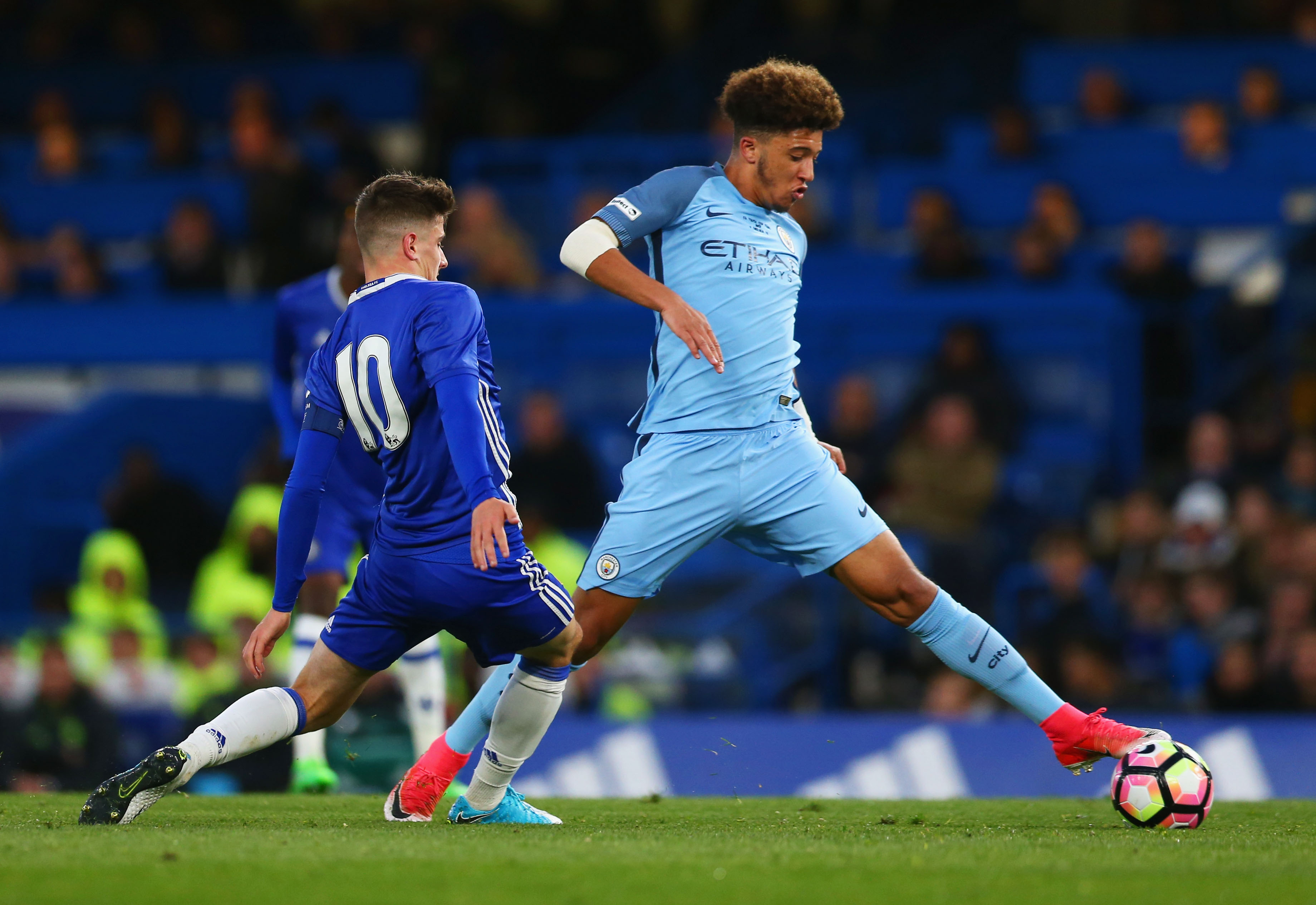 LONDON, ENGLAND - APRIL 26:  Jadon Sancho of Manchester City and Mason Mount of Chelsea in action during the FA Youth Cup Final, second leg between Chelsea and Mancherster City at Stamford Bridge on April 26, 2017 in London, England.  (Photo by Steve Bardens/Getty Images)