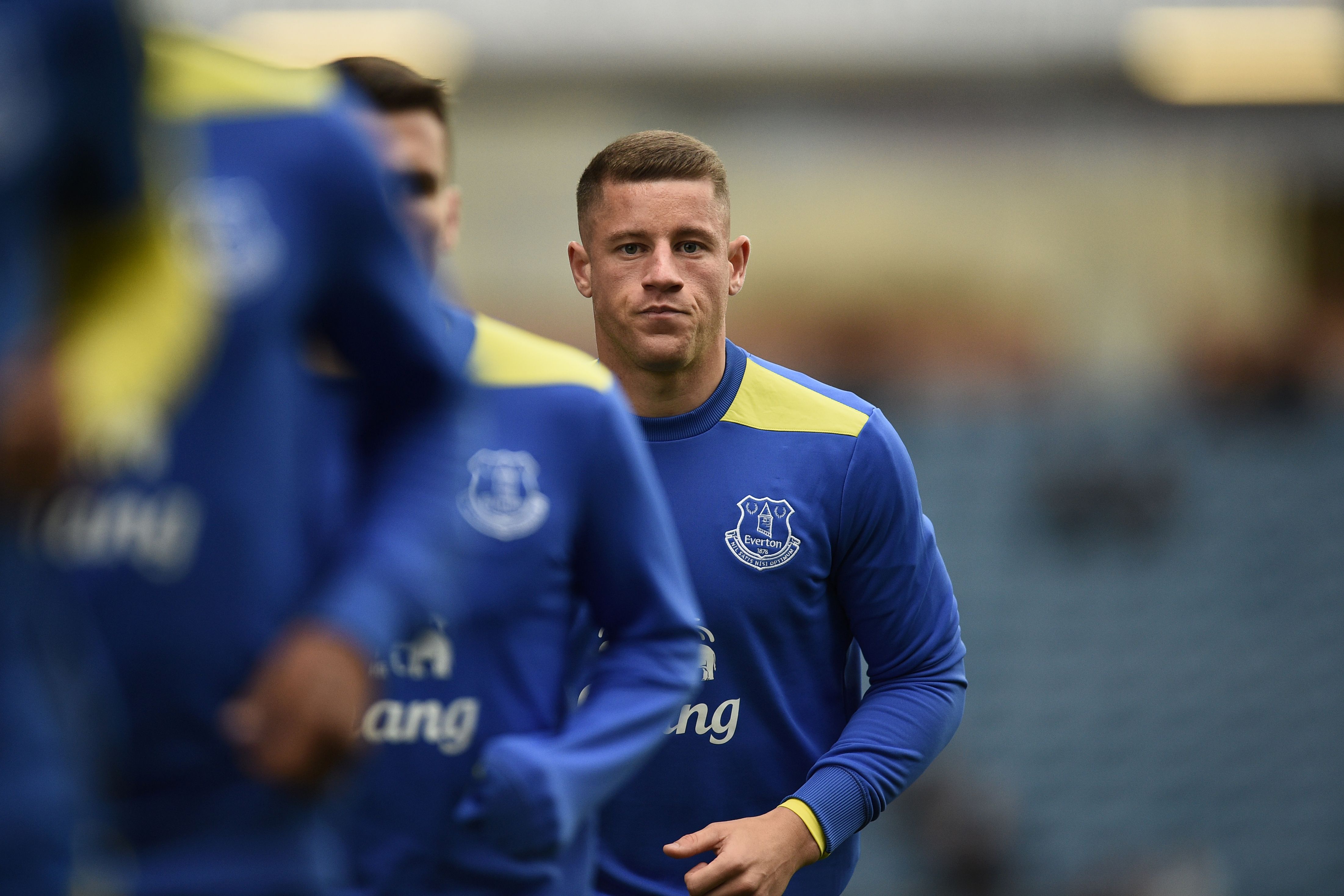 Everton's English midfielder Ross Barkley (R) and teammates warm up ahead of the English Premier League football match between Burnley and Everton at Turf Moor in Burnley, north west England on October 22, 2016. / AFP / Oli SCARFF / RESTRICTED TO EDITORIAL USE. No use with unauthorized audio, video, data, fixture lists, club/league logos or 'live' services. Online in-match use limited to 75 images, no video emulation. No use in betting, games or single club/league/player publications.  /         (Photo credit should read OLI SCARFF/AFP/Getty Images)