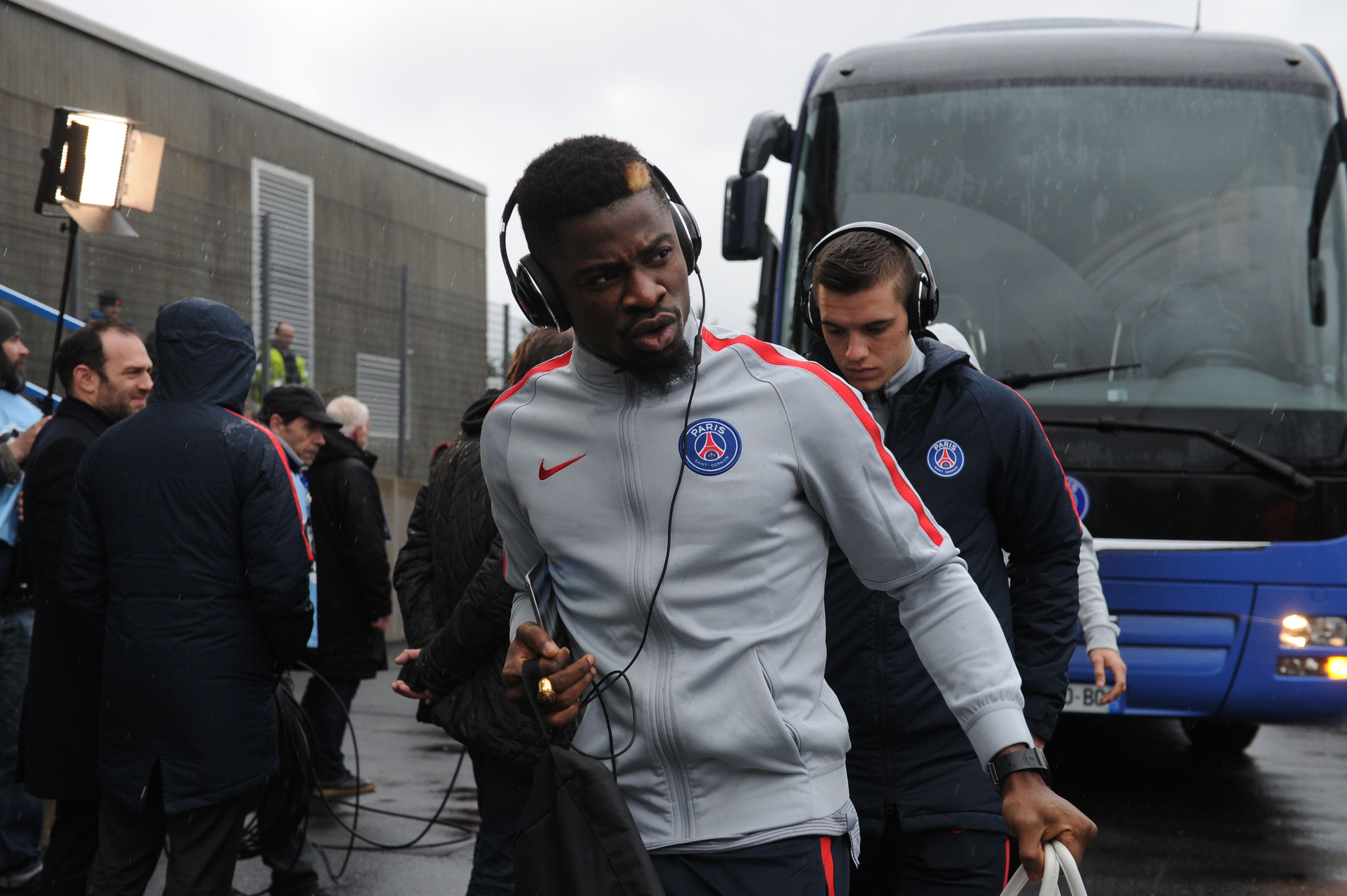 Paris Saint-Germain's Ivorian defender Serge Aurier arrives before the French Cup football match between Niort and Paris Saint-Germain (PSG) at Rene Gaillard Stadium in Niort on March 1, 2017. / AFP PHOTO / XAVIER LEOTY        (Photo credit should read XAVIER LEOTY/AFP/Getty Images)