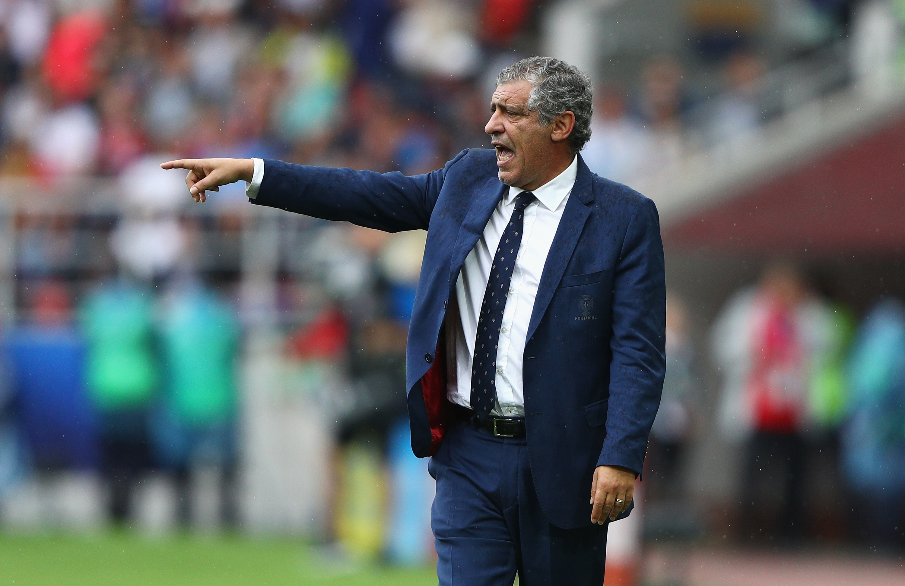 MOSCOW, RUSSIA - JULY 02:  Fernando Santos head coach of Portugal gives his team instructions during the FIFA Confederations Cup Russia 2017  Play-Off for Third Place between Portugal and Mexico at Spartak Stadium on July 2, 2017 in Moscow, Russia.  (Photo by Ian Walton/Getty Images)