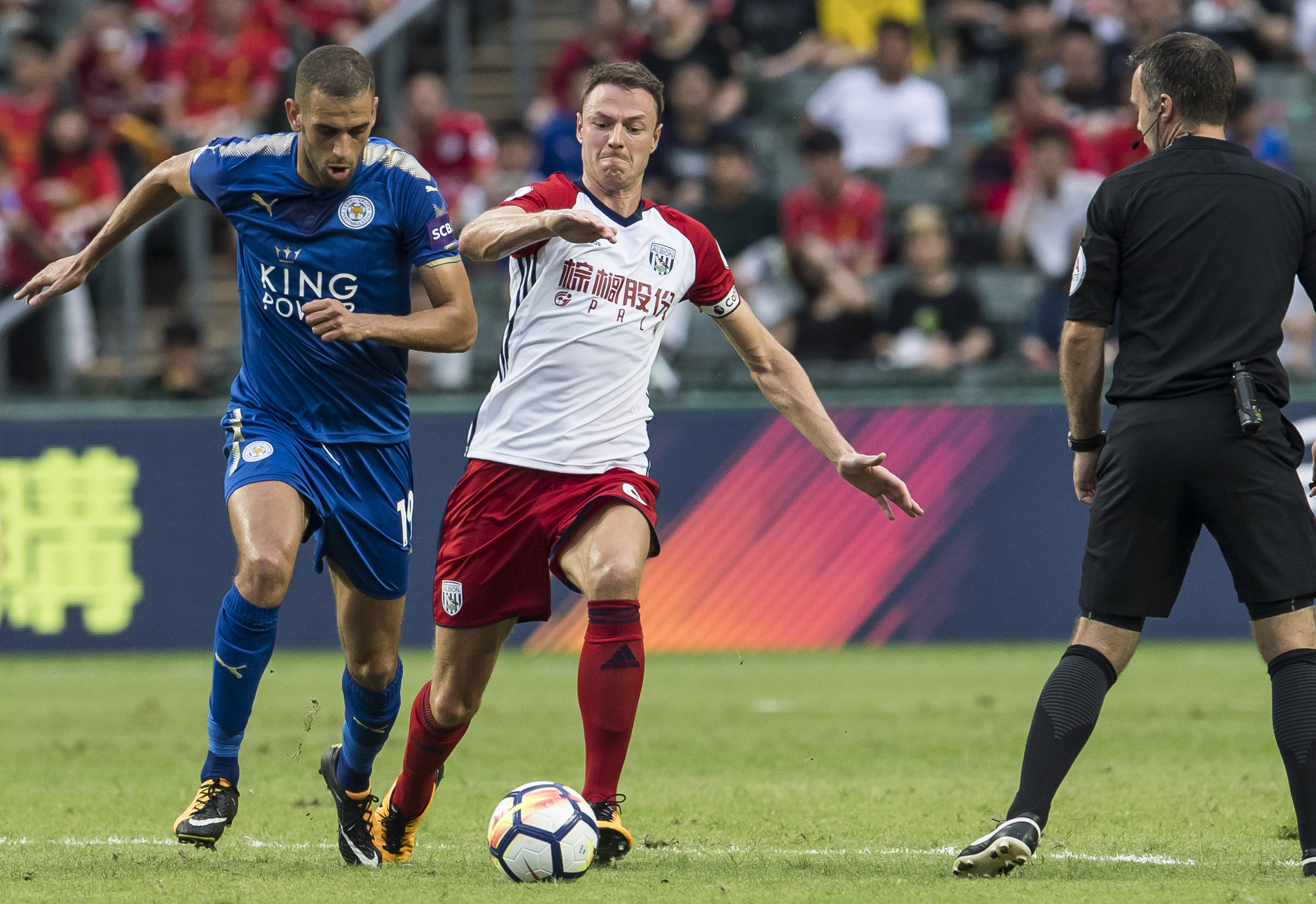 HONG KONG, HONG KONG - JULY 19: Leicester City FC forward  Islam Slimani  (L) fights for the ball with West Bromwich Albion defender Jonny Evans  (R) during the Premier League Asia Trophy match between Leicester City FC and West Bromwich Albion at Hong Kong Stadium on July 19, 2017 in Hong Kong, Hong Kong. (Photo by Victor Fraile/Getty Images)