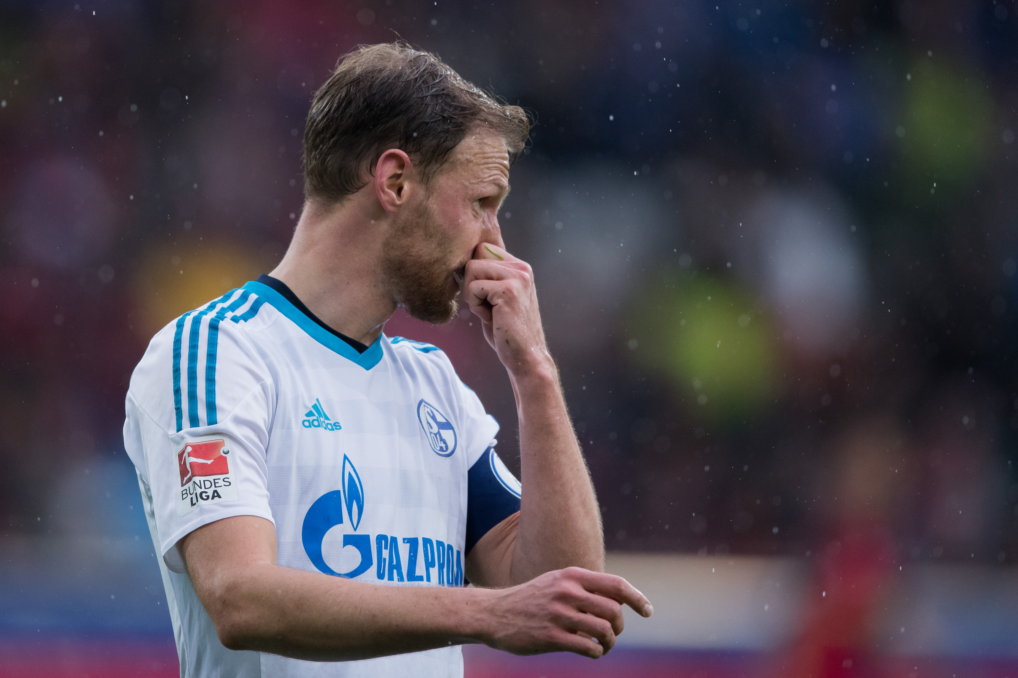 FREIBURG IM BREISGAU, GERMANY - MAY 07:  Benedikt Hoewedes of Schalke reacts during the Bundesliga match between SC Freiburg and FC Schalke 04 at Schwarzwald-Stadion on May 7, 2017 in Freiburg im Breisgau, Germany.  (Photo by Simon Hofmann/Bongarts/Getty Images)