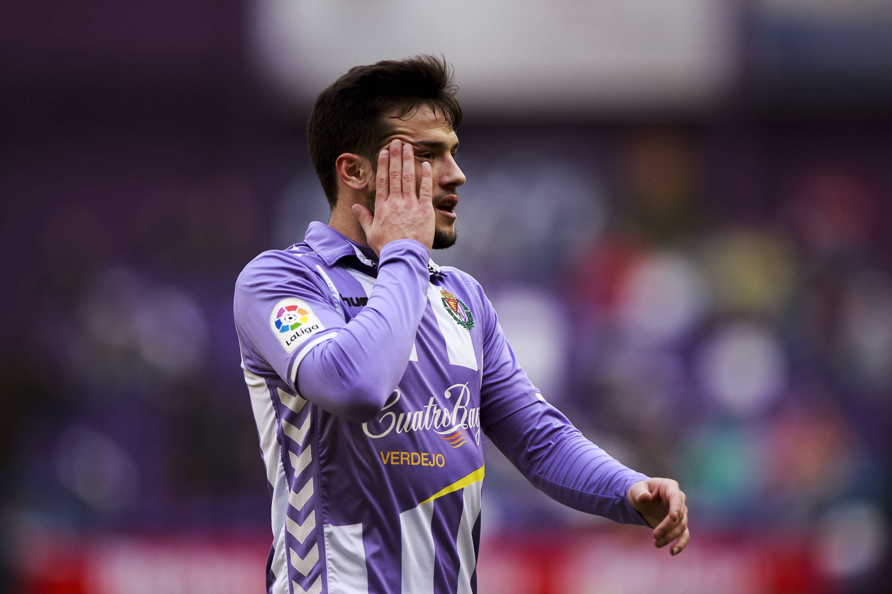 VALLADOLID, SPAIN - FEBRUARY 12:  Jose Arnaiz of Real Valladolid CF reacts as he fails to score during the La Liga second league match between Real Valladolid CF and CD Tenerife at Estadio Jose Zorrilla on February 12, 2017 in Valladolid, Spain.  (Photo by Gonzalo Arroyo Moreno/Getty Images)