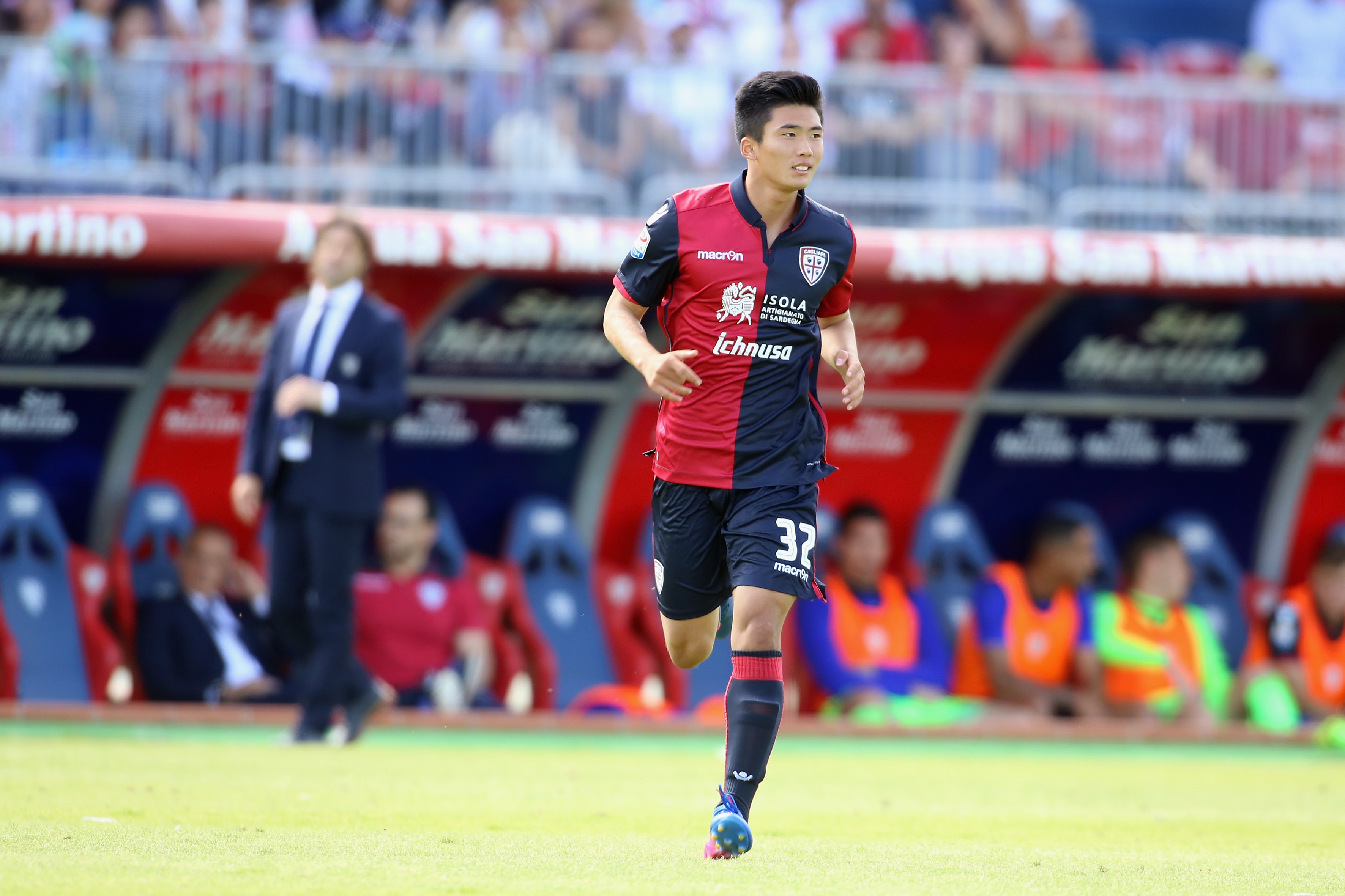CAGLIARI, ITALY - MAY 14:  Kwang song Han of Cagliari in action during the Serie A match between Cagliari Calcio and Empoli FC at Stadio Sant'Elia on May 14, 2017 in Cagliari, Italy.  (Photo by Enrico Locci/Getty Images)