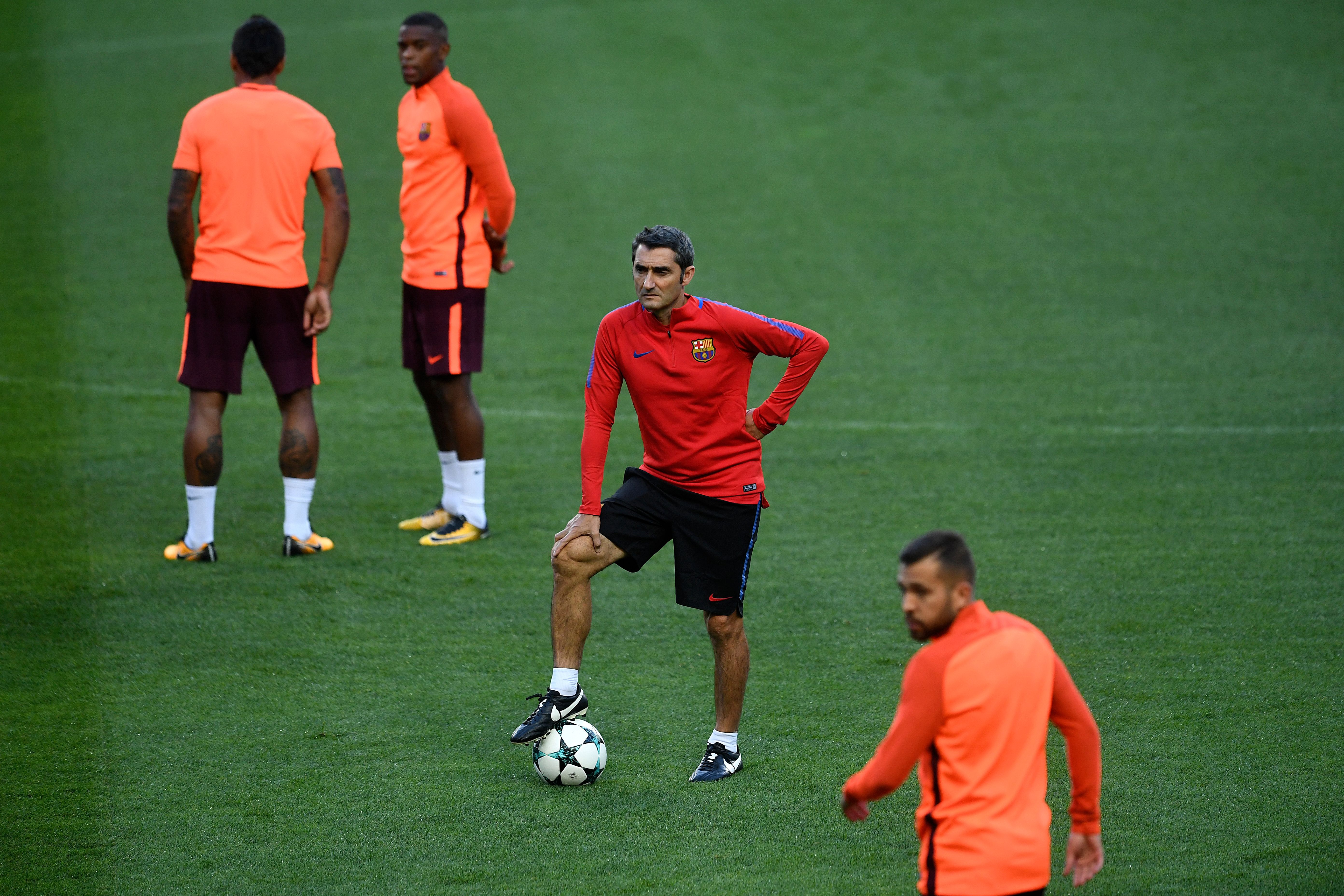 Barcelona's coach Ernesto Valverde stands on the pitch during a training session at Alvalade XXI stadium in Lisbon on September 26, 2017, on the eve of the UEFA Champions League football match Sporting vs Barcelona. / AFP PHOTO / FRANCISCO LEONG        (Photo credit should read FRANCISCO LEONG/AFP/Getty Images)