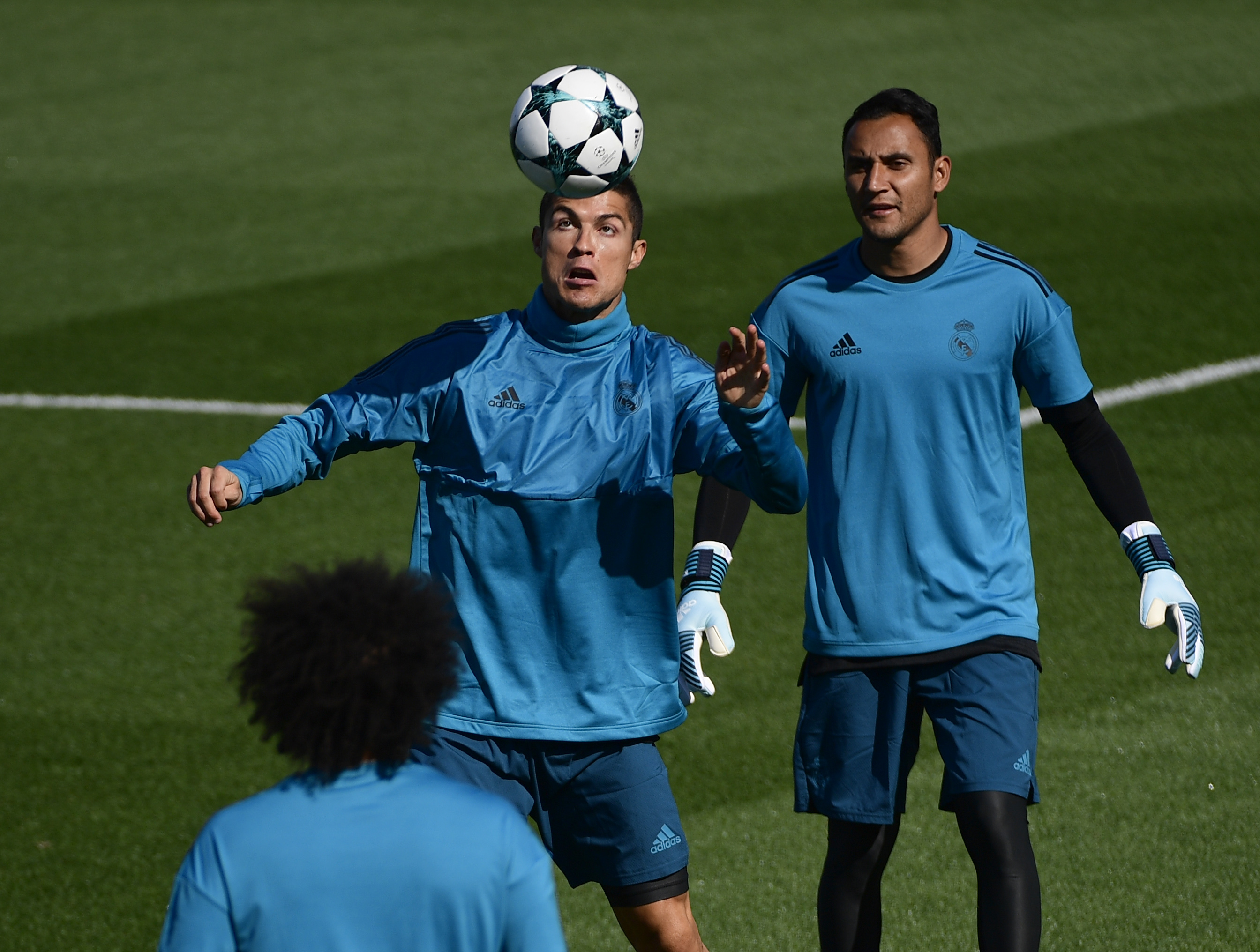 Real Madrid's Portuguese forward Cristiano Ronaldo (L) and Real Madrid's Costa Rican goalkeeper Keylor Navas attends a training session at the Valdebebas Sport City, in Madrid, on September 12, 2017 on the eve of the UEFA Champions League Group H football match Real Madrid CF vs Apoel FC.
 / AFP PHOTO / PIERRE-PHILIPPE MARCOU        (Photo credit should read PIERRE-PHILIPPE MARCOU/AFP/Getty Images)