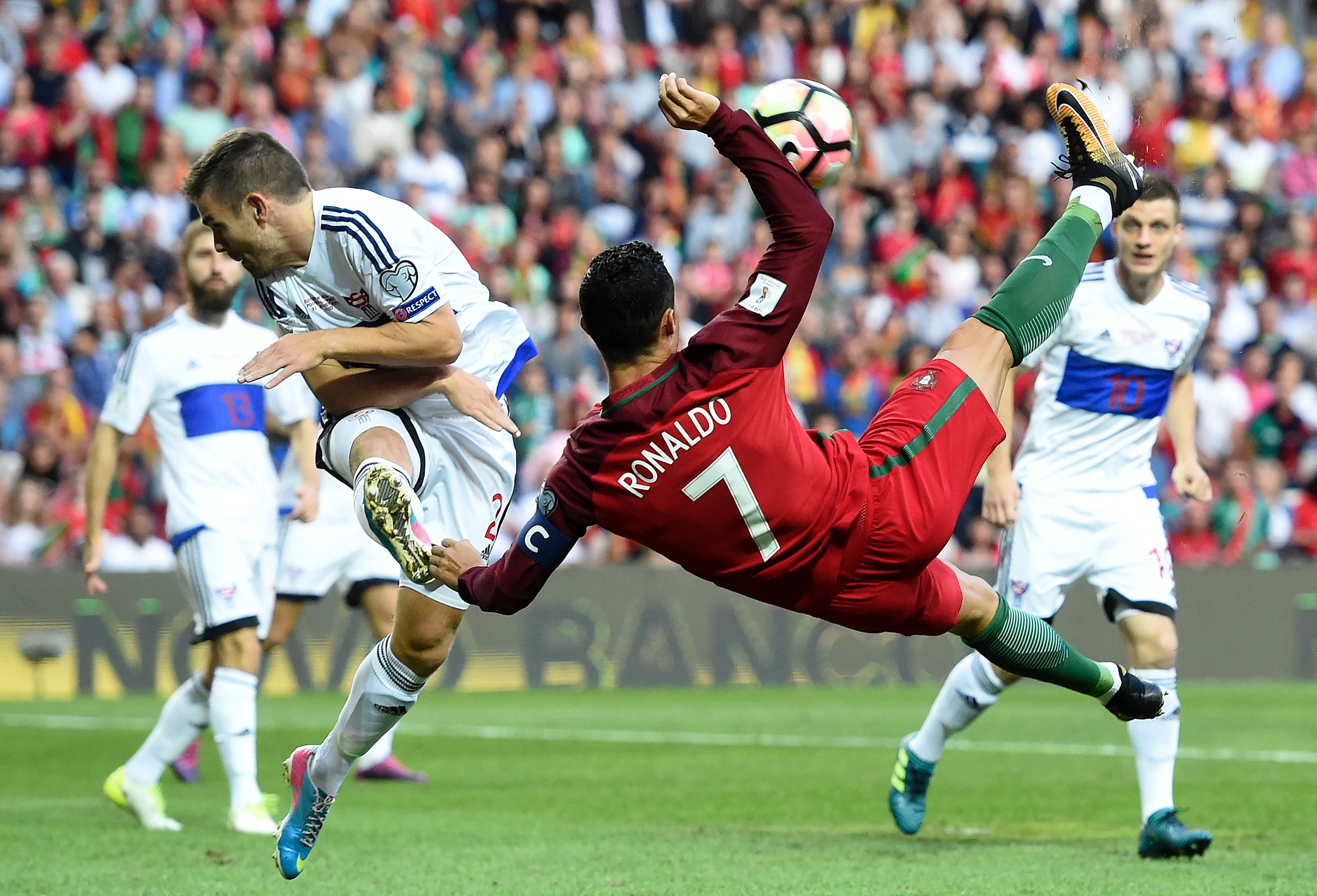 Portugal's forward Cristiano Ronaldo (C) kicks the ball to score the opening goal during the WC2018 qualifying football match Portugal vs Faroe Islands at the Bessa stadium in Porto on August 31, 2017. / AFP PHOTO / FRANCISCO LEONG        (Photo credit should read FRANCISCO LEONG/AFP/Getty Images)