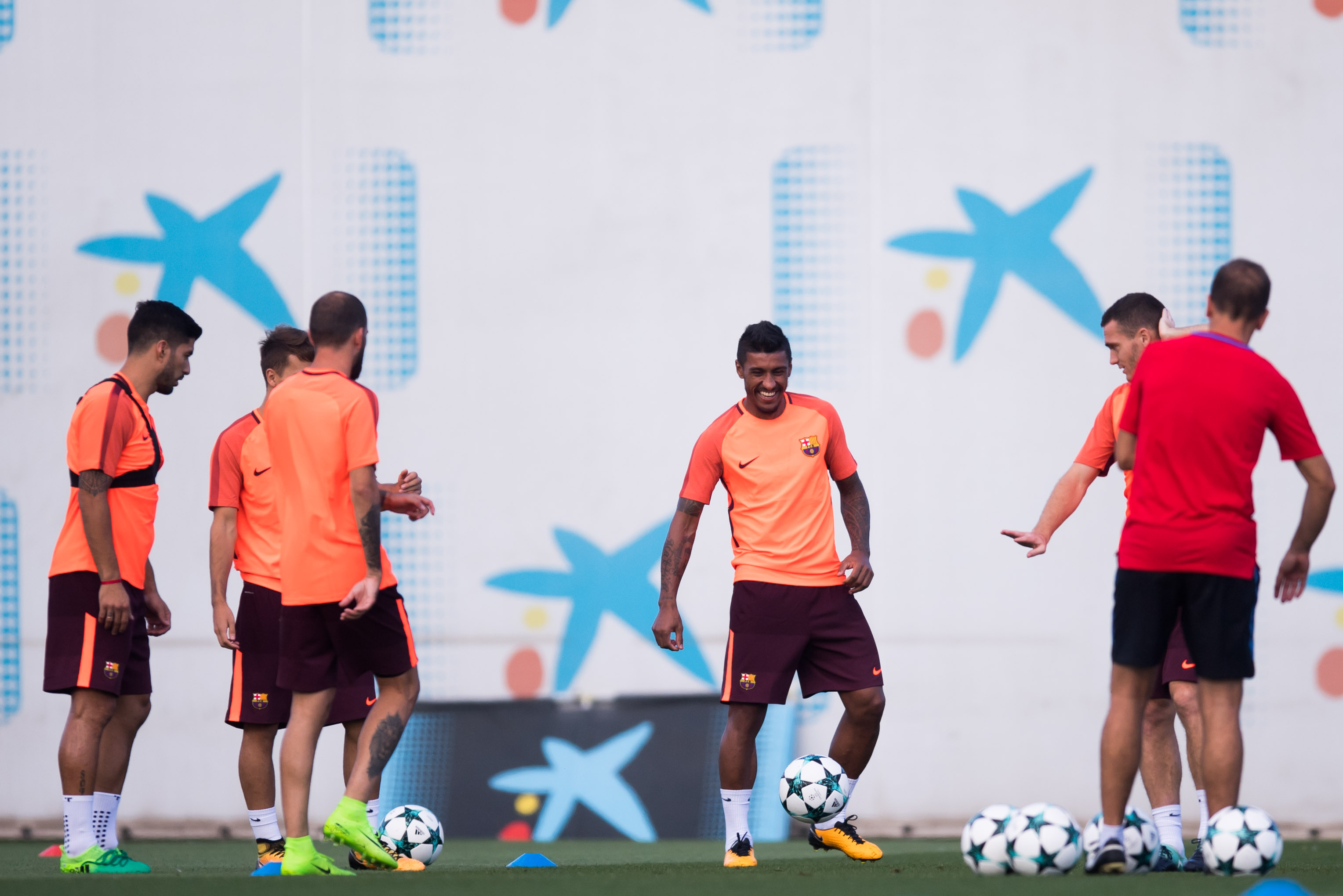 BARCELONA, SPAIN - SEPTEMBER 11: Paulinho of FC Barcelona controls the ball during a training session ahead of the UEFA Champions League Group D match against Juventus on September 11, 2017 in Barcelona, Spain.  (Photo by Alex Caparros/Getty Images)