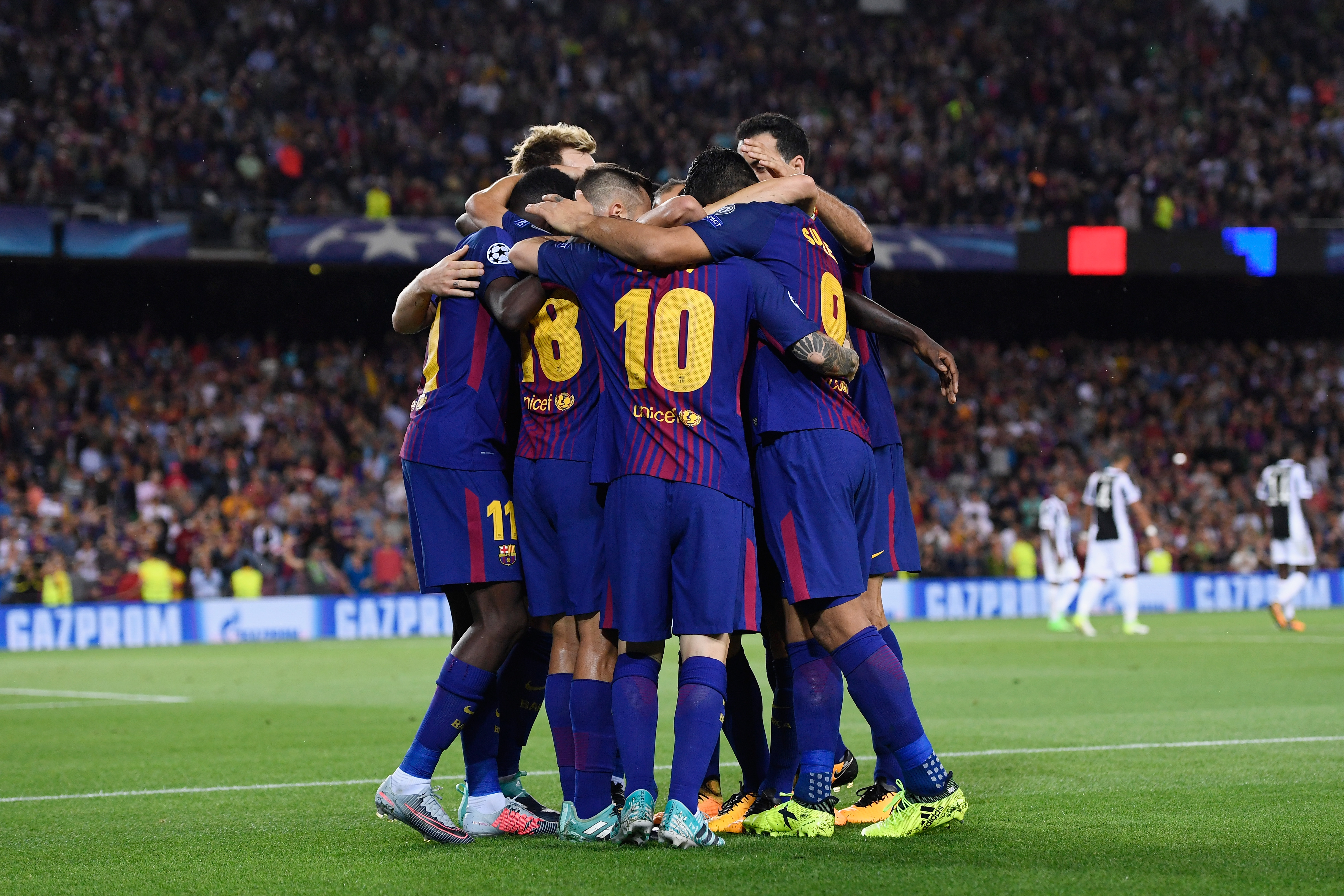 BARCELONA, SPAIN - SEPTEMBER 12:  Lionel Messi of Barcelona celebrates scoring his sides first goal with his Barcelona team mates during the UEFA Champions League Group D match between FC Barcelona and Juventus at Camp Nou on September 12, 2017 in Barcelona, Spain.  (Photo by Alex Caparros/Getty Images)