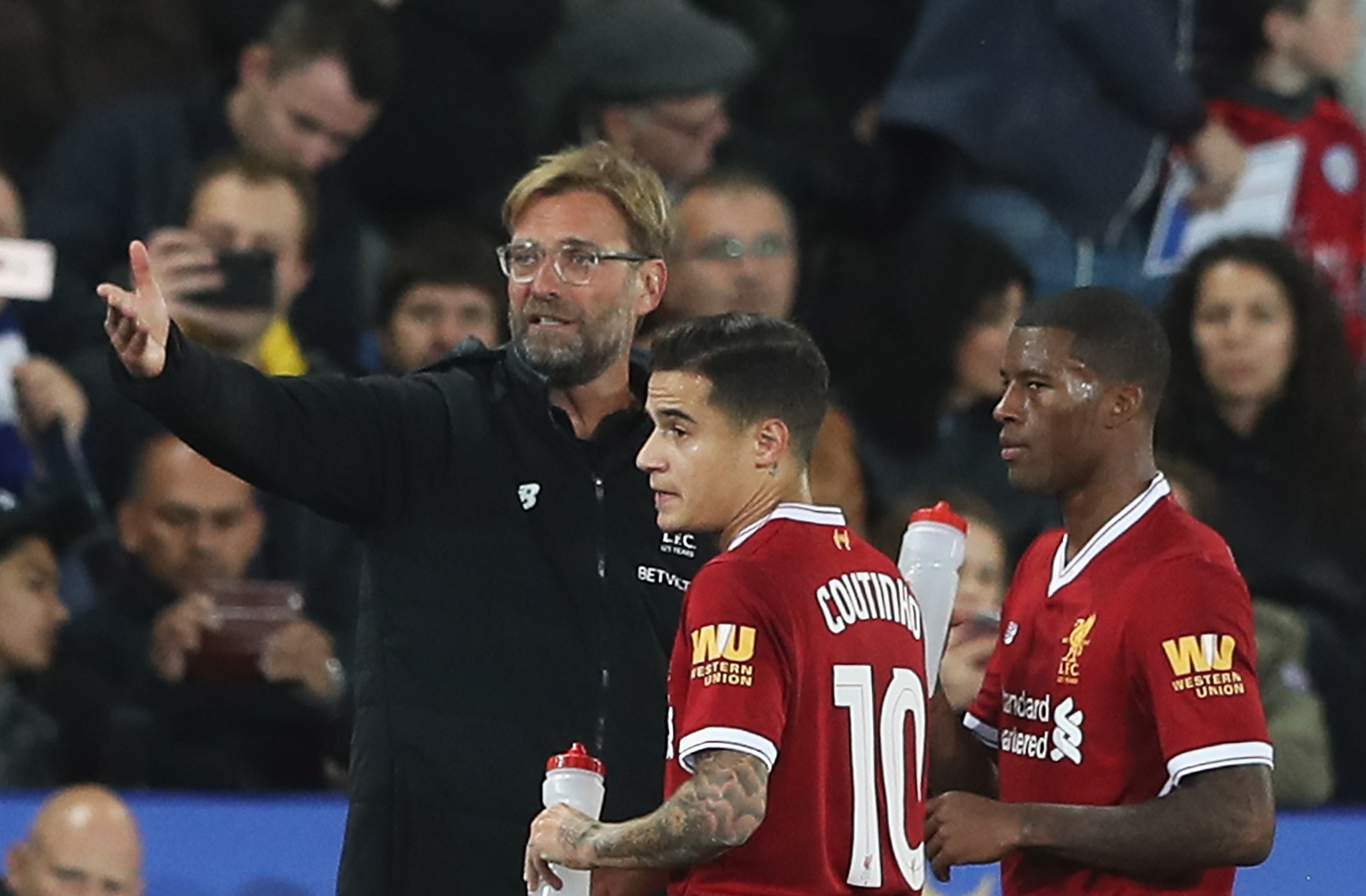 LEICESTER, ENGLAND - SEPTEMBER 19: Jurgen Klopp, Manager of Liverpool speaks with Philippe Coutinho of Liverpool and Georginio Wijnaldum of Liverpool during the Carabao Cup Third Round match between Leicester City and Liverpool at The King Power Stadium on September 19, 2017 in Leicester, England.  (Photo by Matthew Lewis/Getty Images)
