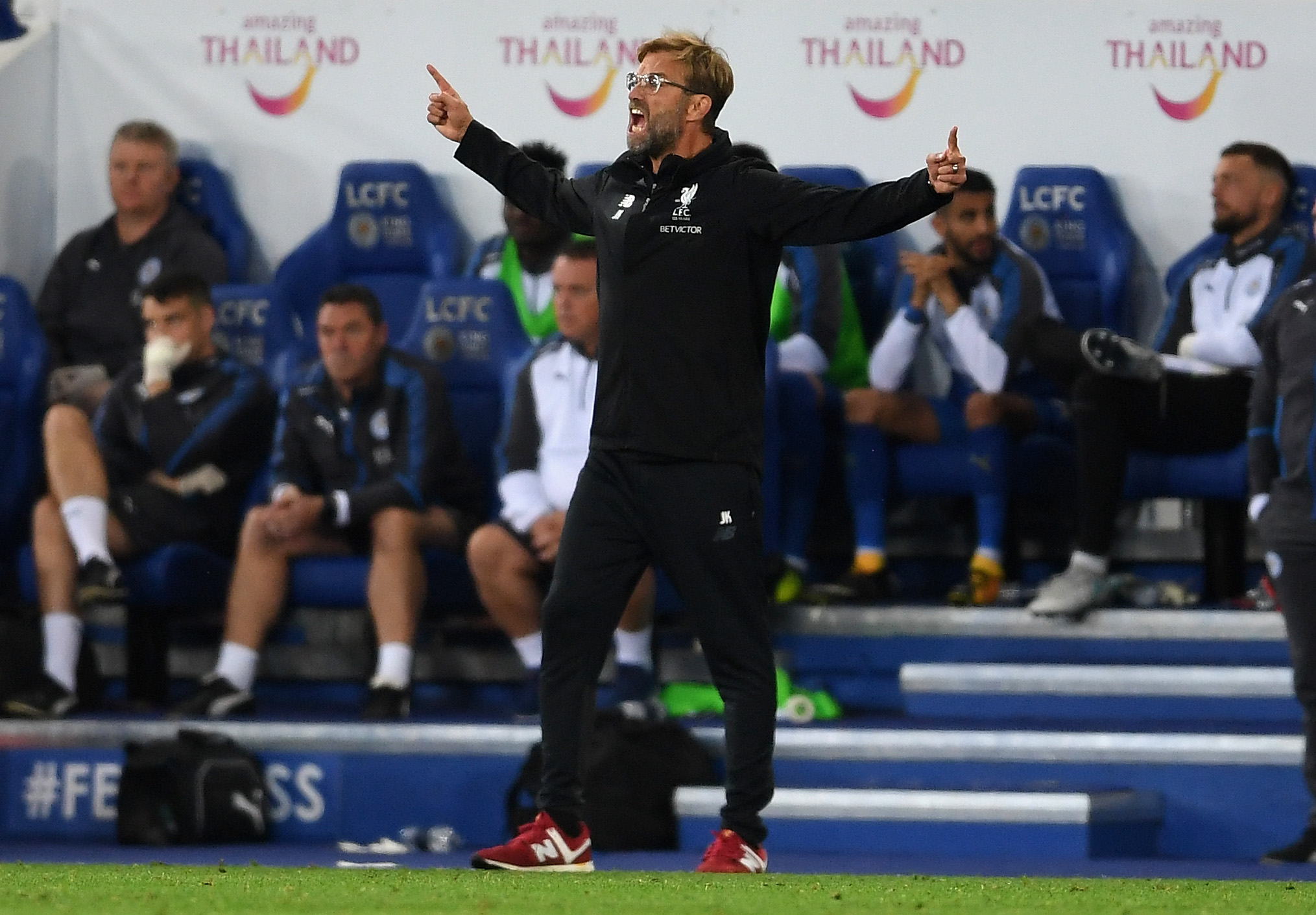 LEICESTER, ENGLAND - SEPTEMBER 23:  Jurgen Klopp, Manager of Liverpool gives his team instructions during the Premier League match between Leicester City and Liverpool at The King Power Stadium on September 23, 2017 in Leicester, England.  (Photo by Laurence Griffiths/Getty Images)
