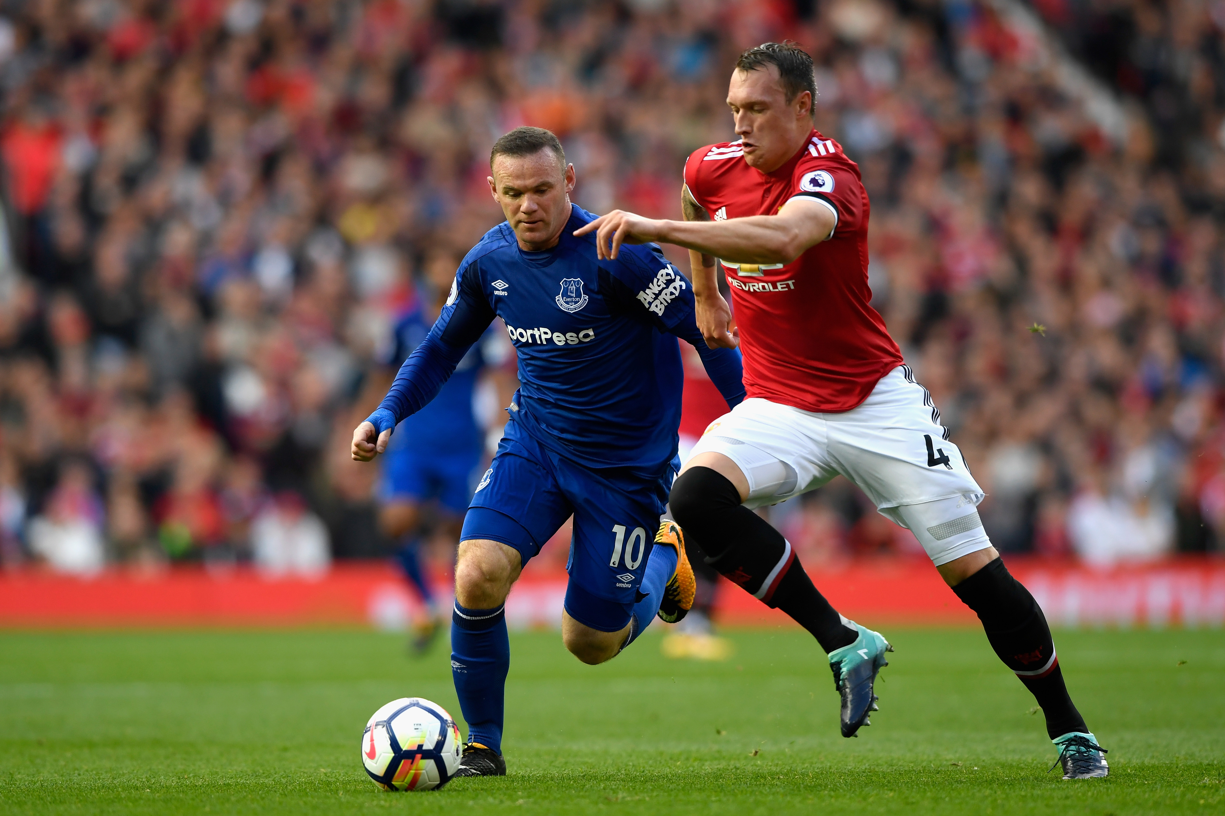 MANCHESTER, ENGLAND - SEPTEMBER 17:  Wayne Rooney of Everton and Phil Jones of Manchester United battle for possession during the Premier League match between Manchester United and Everton at Old Trafford on September 17, 2017 in Manchester, England.  (Photo by Stu Forster/Getty Images)