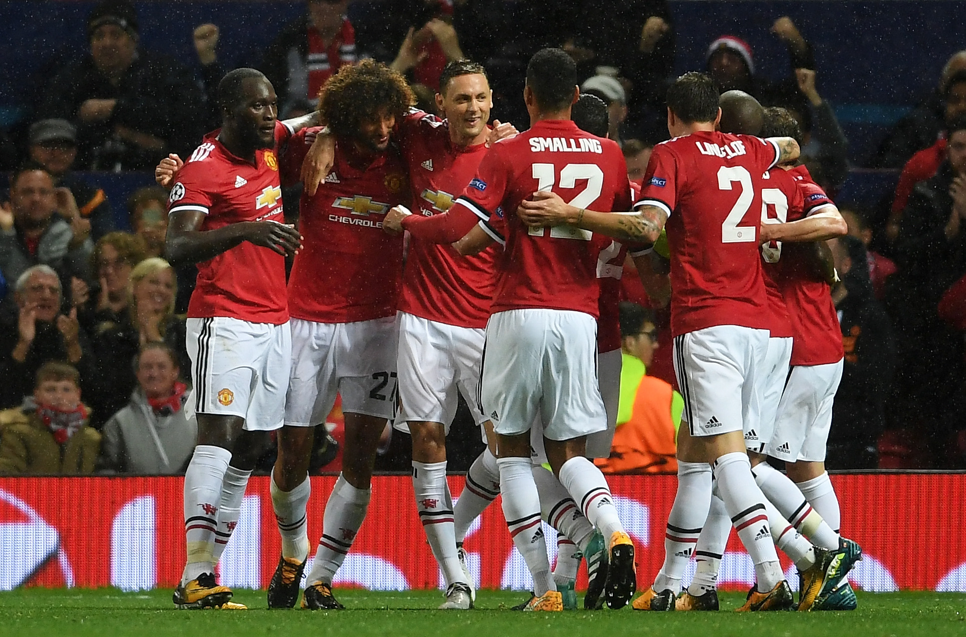 MANCHESTER, ENGLAND - SEPTEMBER 12: Marouane Fellaini of Manchester United celebrates scoring his sides first goal with his Manchester United team mates during the UEFA Champions League Group A match between Manchester United and FC Basel at Old Trafford on September 12, 2017 in Manchester, United Kingdom.  (Photo by Laurence Griffiths/Getty Images)