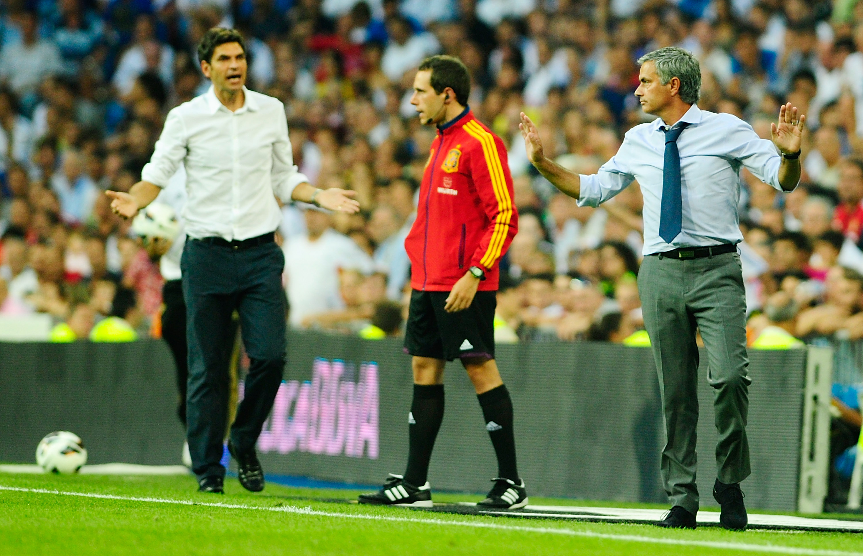MADRID, SPAIN - AUGUST 19: head coach Jose Mourinho (R) of Real Madrid argues with head coach Mauricio Pellegrino of Valencia during the La Liga match between Real madrid and Valencia at Estadio Santiago Bernabeu on August 19, 2012 in Madrid, Spain.  (Photo by Gonzalo Arroyo Moreno/Getty Images)