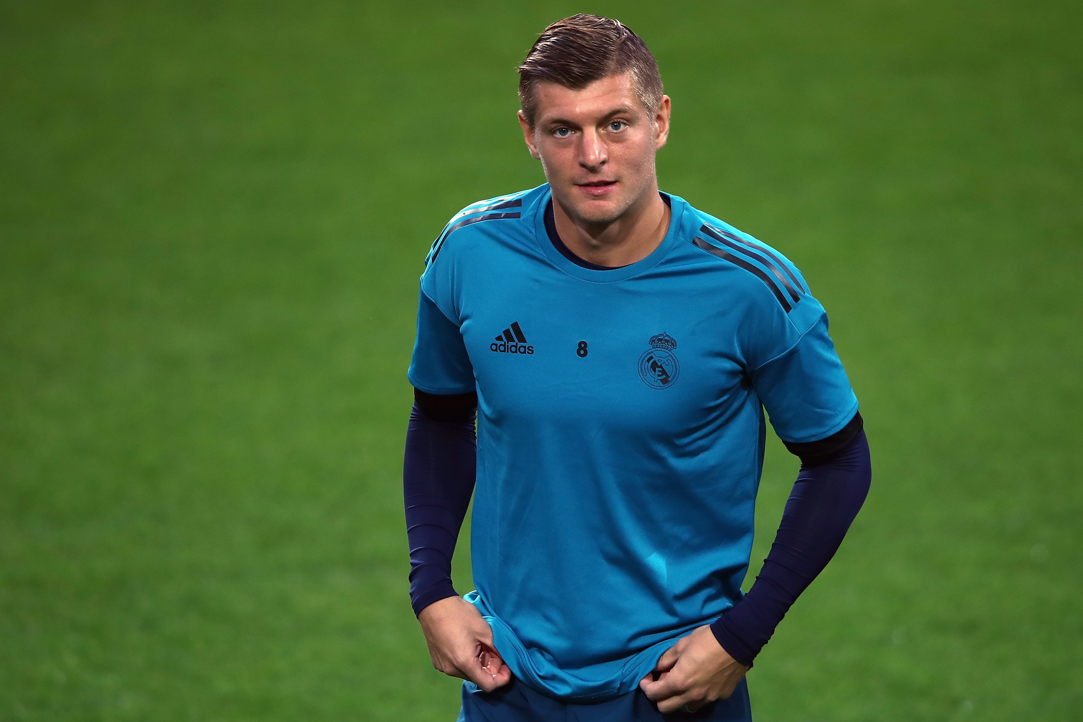 DORTMUND, GERMANY - SEPTEMBER 25:  Toni Kroos look on during a Real Madrid training session ahead of their UEFA Champions League Group H match against Borussia Dortmund at Signal Iduna Park on September 25, 2017 in Dortmund, Germany.  (Photo by Alex Grimm/Getty Images)