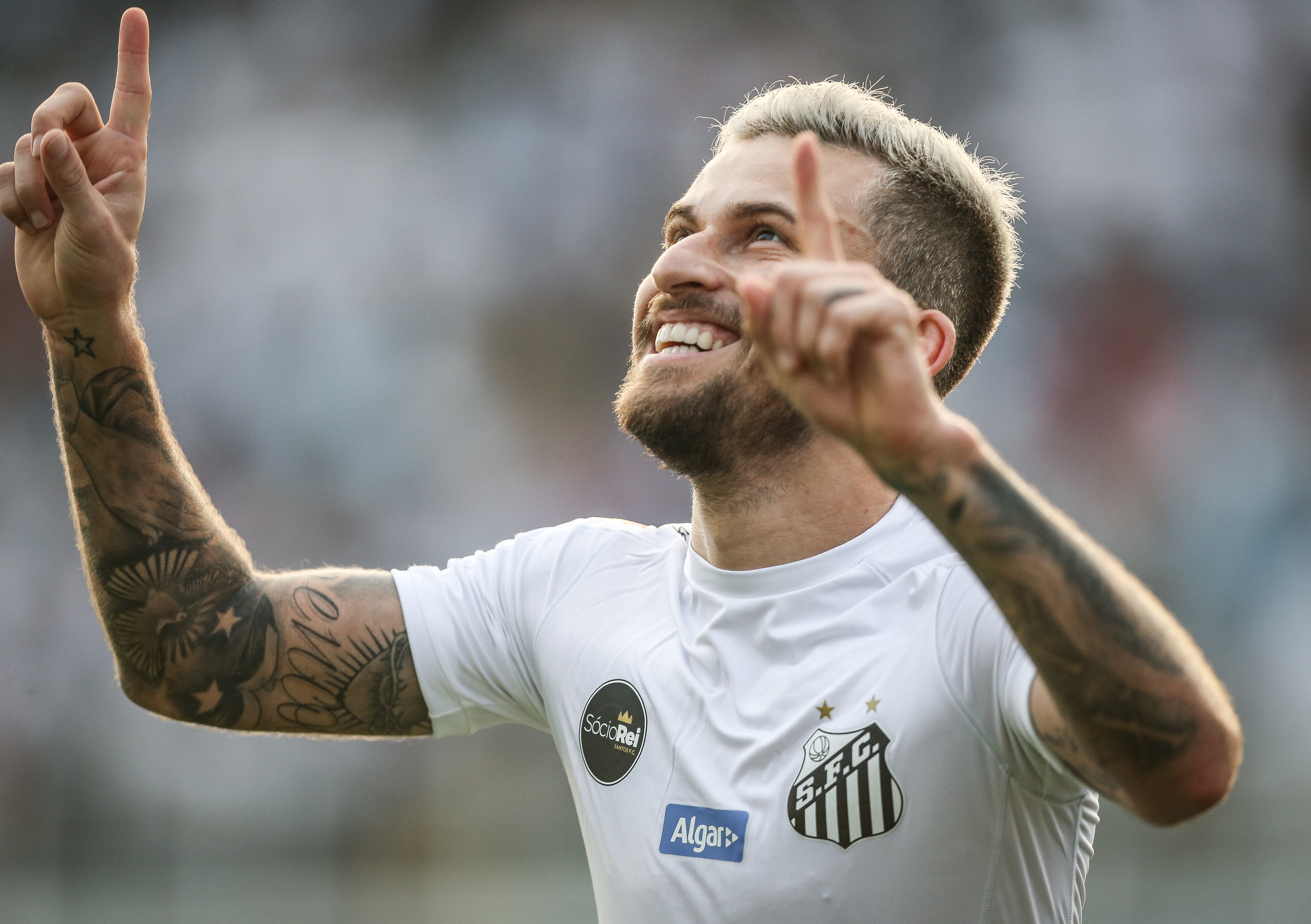 SANTOS, BRAZIL - SEPTEMBER 10: Lucas Lima #10 of Santos celebrates his goal during the match between Santos and Corinthians as a part of Campeonato Brasileiro 2017 at Vila Belmiro Stadium on September 10, 2017 in Santos, Brazil. (Photo by Ricardo Nogueira/Getty Images)