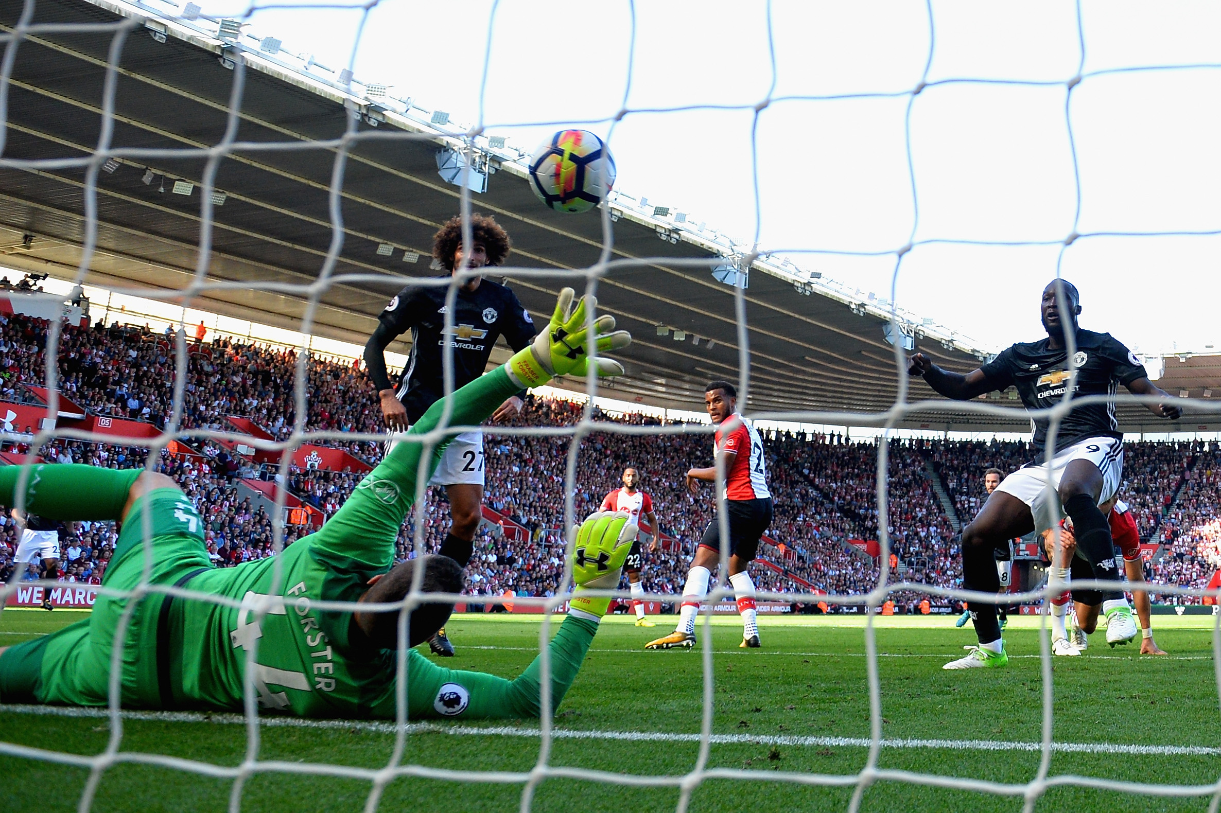 SOUTHAMPTON, ENGLAND - SEPTEMBER 23:  Romelu Lukaku of Manchester United scores his sides first goal past Fraser Forster of Southampton during the Premier League match between Southampton and Manchester United at St Mary's Stadium on September 23, 2017 in Southampton, England.  (Photo by Dan Mullan/Getty Images)