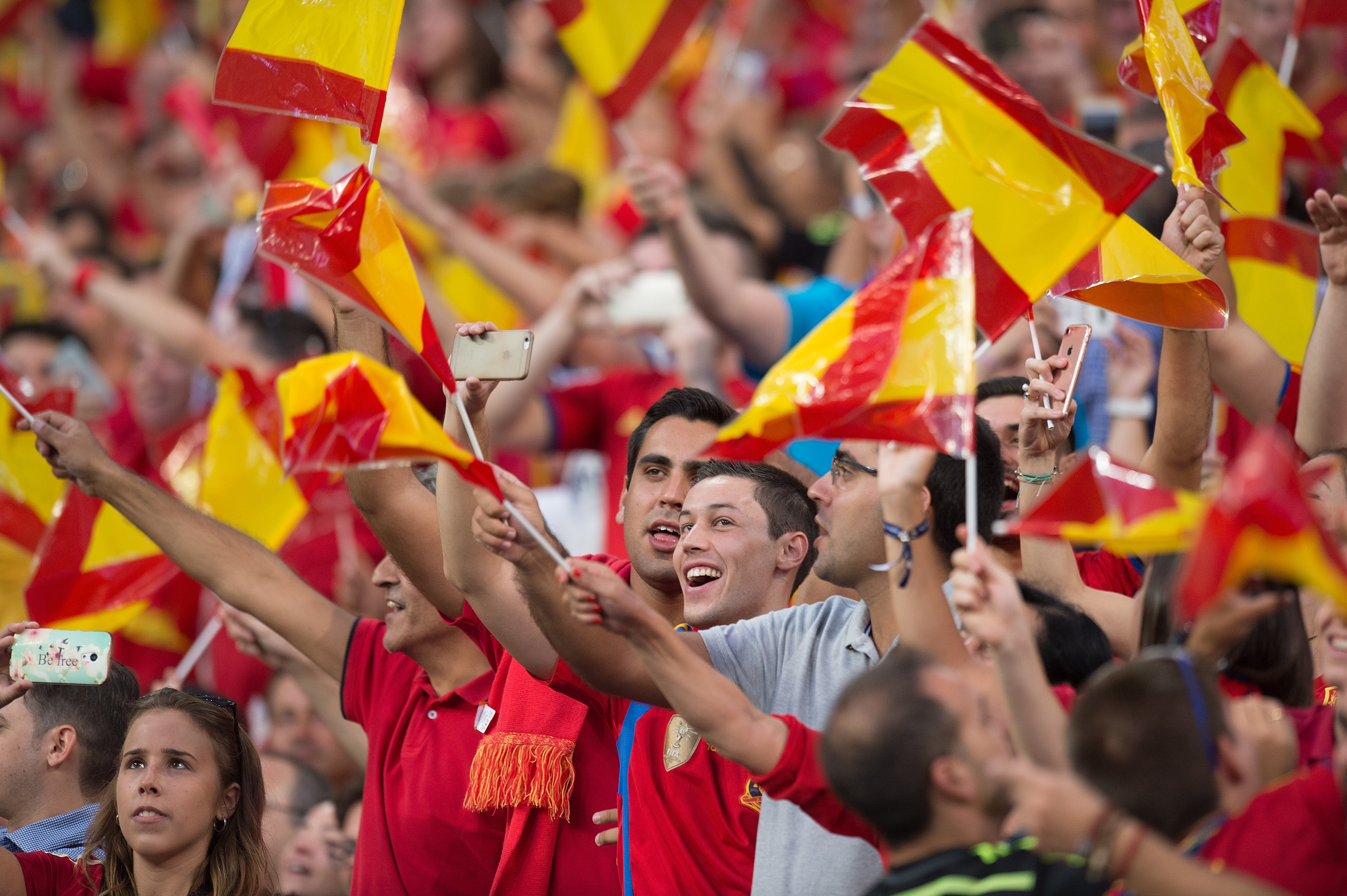MADRID, SPAIN - SEPTEMBER 02: Spain fans cheer their team during the FIFA 2018 World Cup Qualifier between Spain and Italy at Estadio Santiago Bernabeu on September 2, 2017 in Madrid, . (Photo by Denis Doyle/Getty Images)