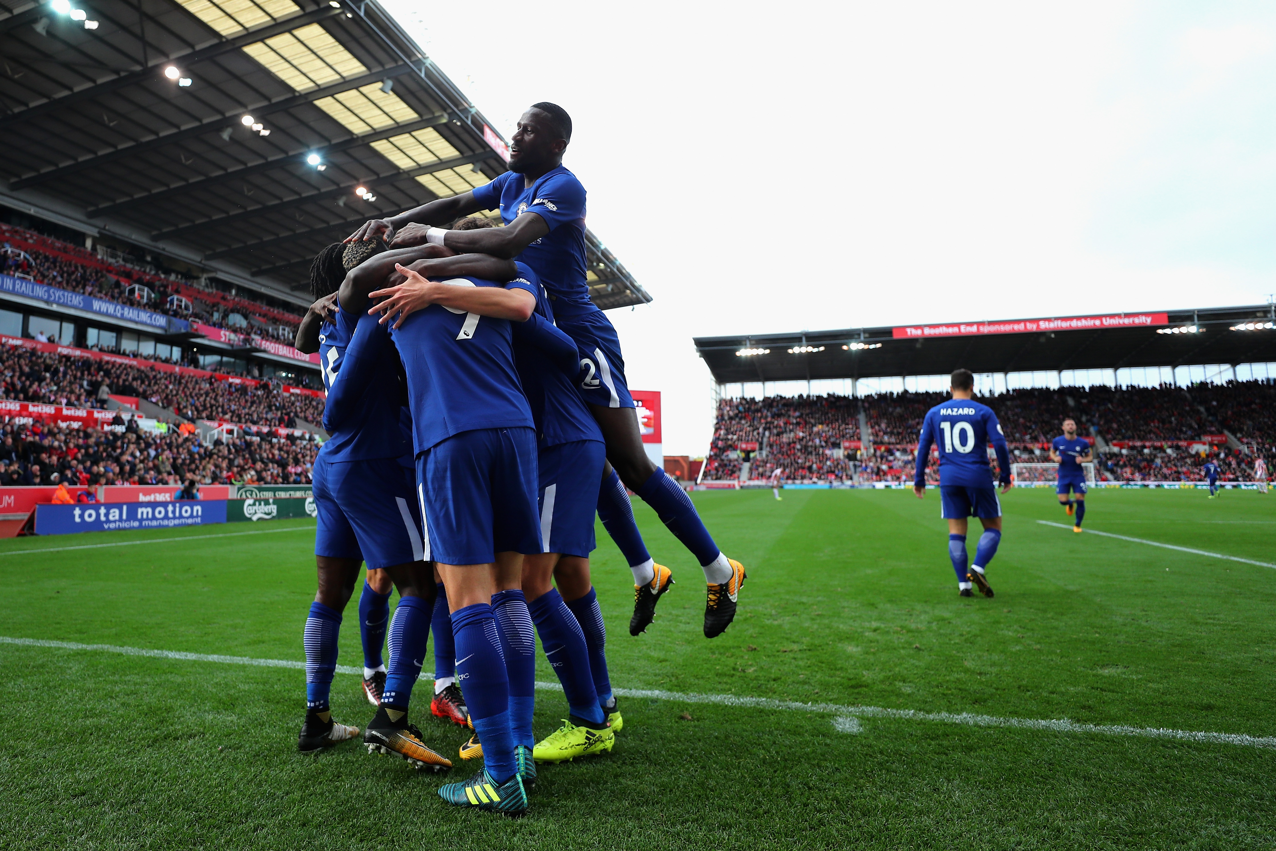 STOKE ON TRENT, ENGLAND - SEPTEMBER 23:  Alvaro Morata of Chelsea celebrates scoring his sides thir goal with his Chelsea team mates during the Premier League match between Stoke City and Chelsea at Bet365 Stadium on September 23, 2017 in Stoke on Trent, England.  (Photo by Richard Heathcote/Getty Images)