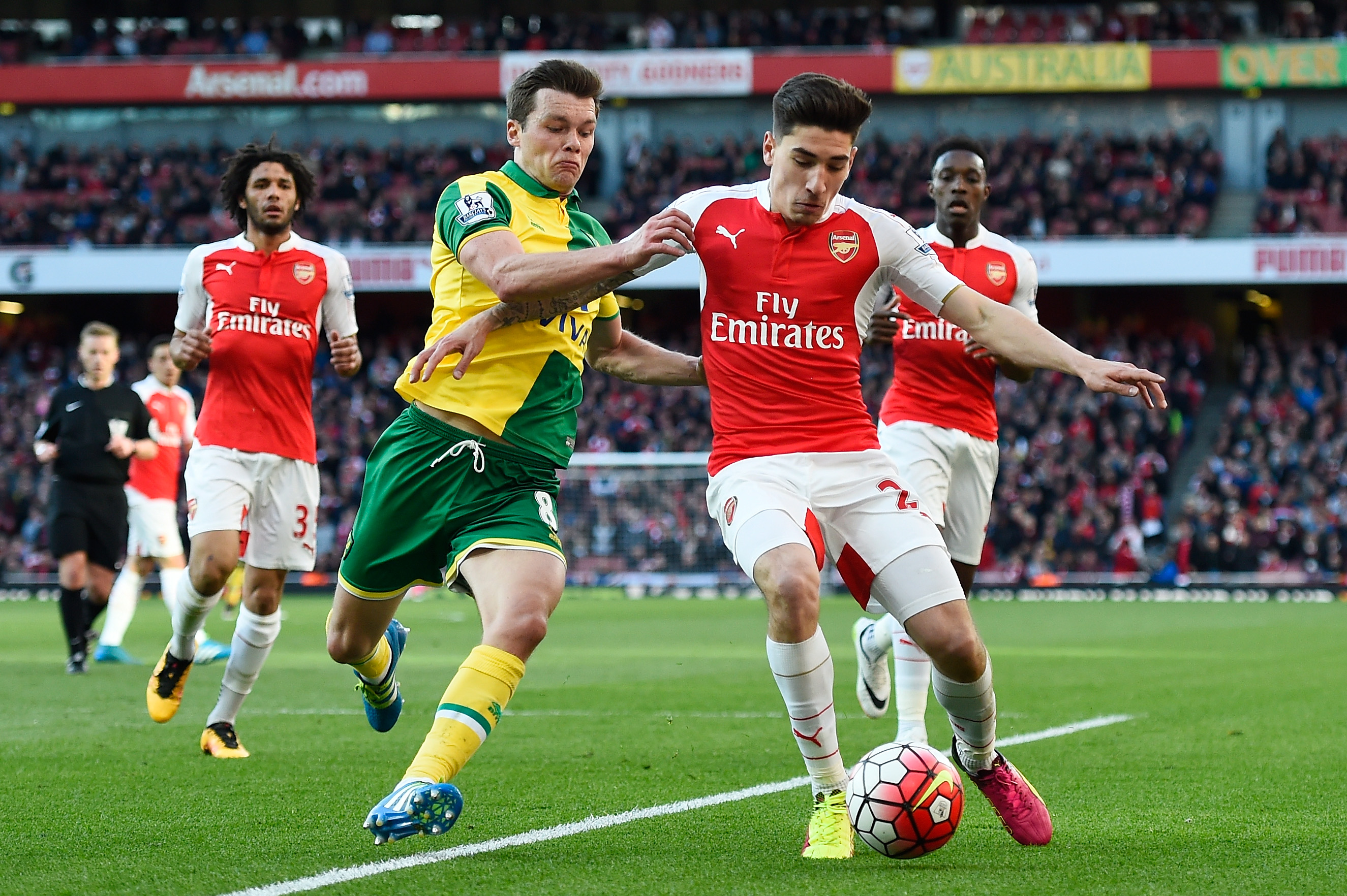 LONDON, ENGLAND - APRIL 30: Hector Bellerin of Arsenal is challenged by Jonathan Howson of Norwich City during the Barclays Premier League match between Arsenal and Norwich City at The Emirates Stadium on April 30, 2016 in London, England  (Photo by Mike Hewitt/Getty Images)