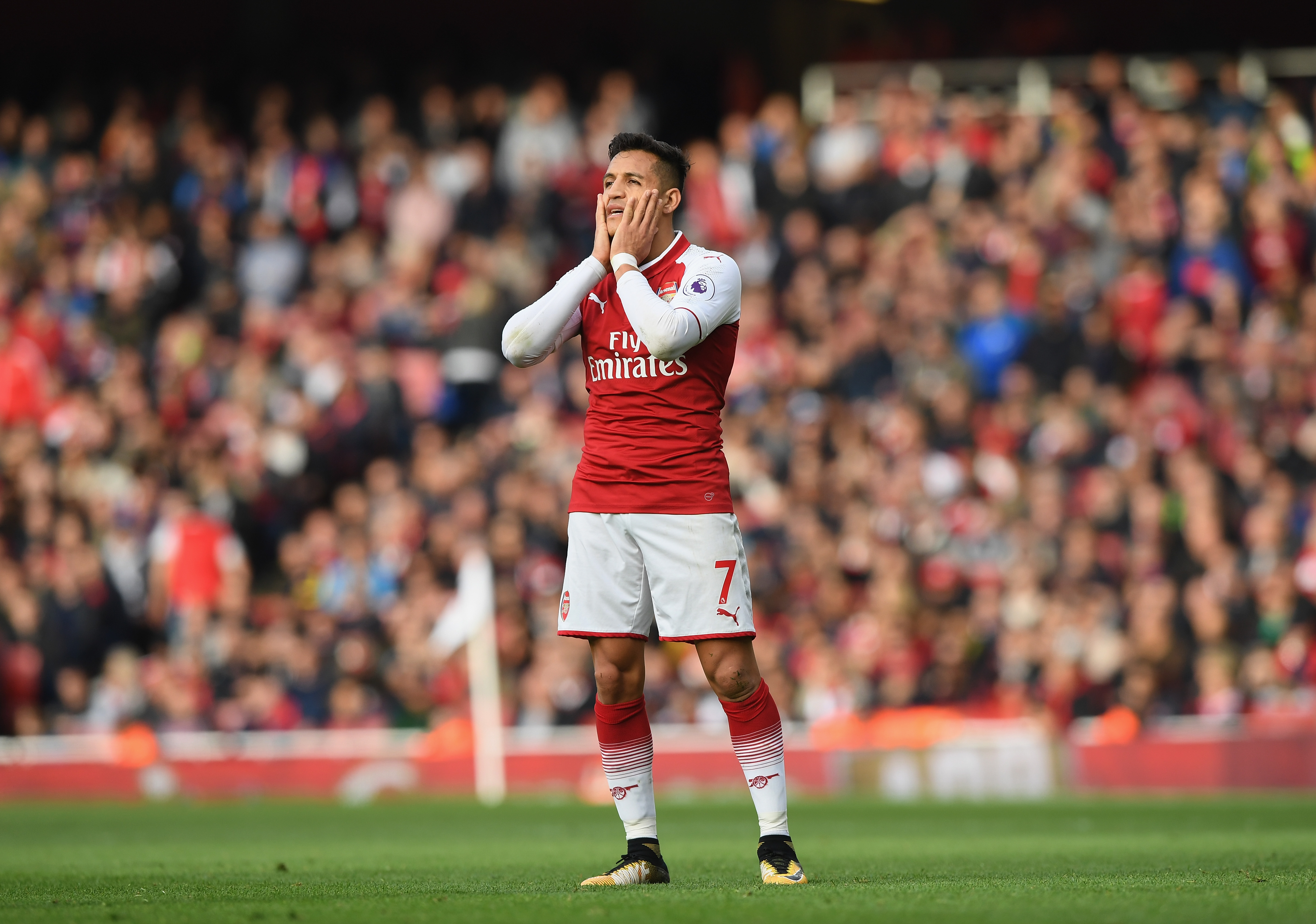 LONDON, ENGLAND - OCTOBER 28:  Alexis Sanchez of Arsenal looks dejected during the Premier League match between Arsenal and Swansea City at Emirates Stadium on October 28, 2017 in London, England.  (Photo by Shaun Botterill/Getty Images)