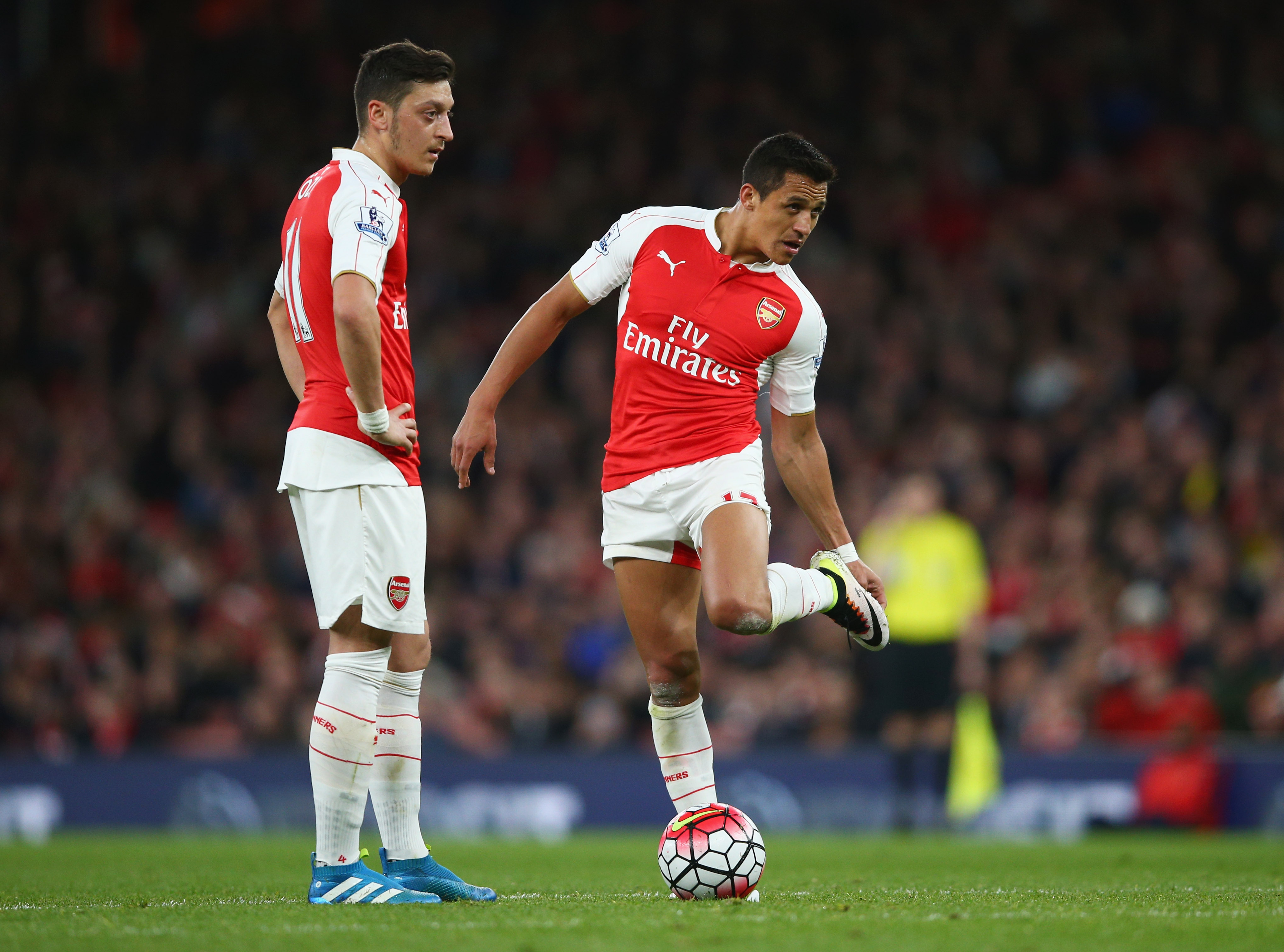 LONDON, ENGLAND - APRIL 21:  Mesut Ozil and Alexis Sanchez of Arsenal prepare to kick off during the Barclays Premier League match between Arsenal and West Bromwich Albion at the Emirates Stadium on April 21, 2016 in London, England.  (Photo by Paul Gilham/Getty Images)