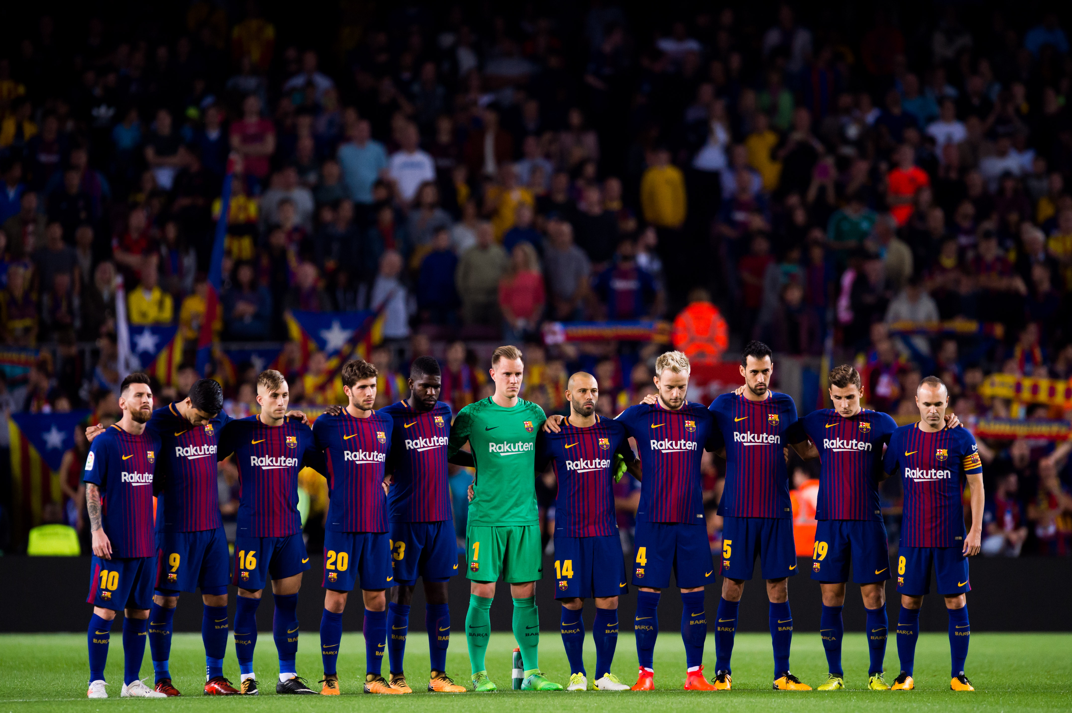 BARCELONA, SPAIN - OCTOBER 21: Players of FC Barcelona observe a minute of silence before the La Liga match between Barcelona and Malaga at Camp Nou on October 21, 2017 in Barcelona, Spain. (Photo by Alex Capaeros/Getty Images)