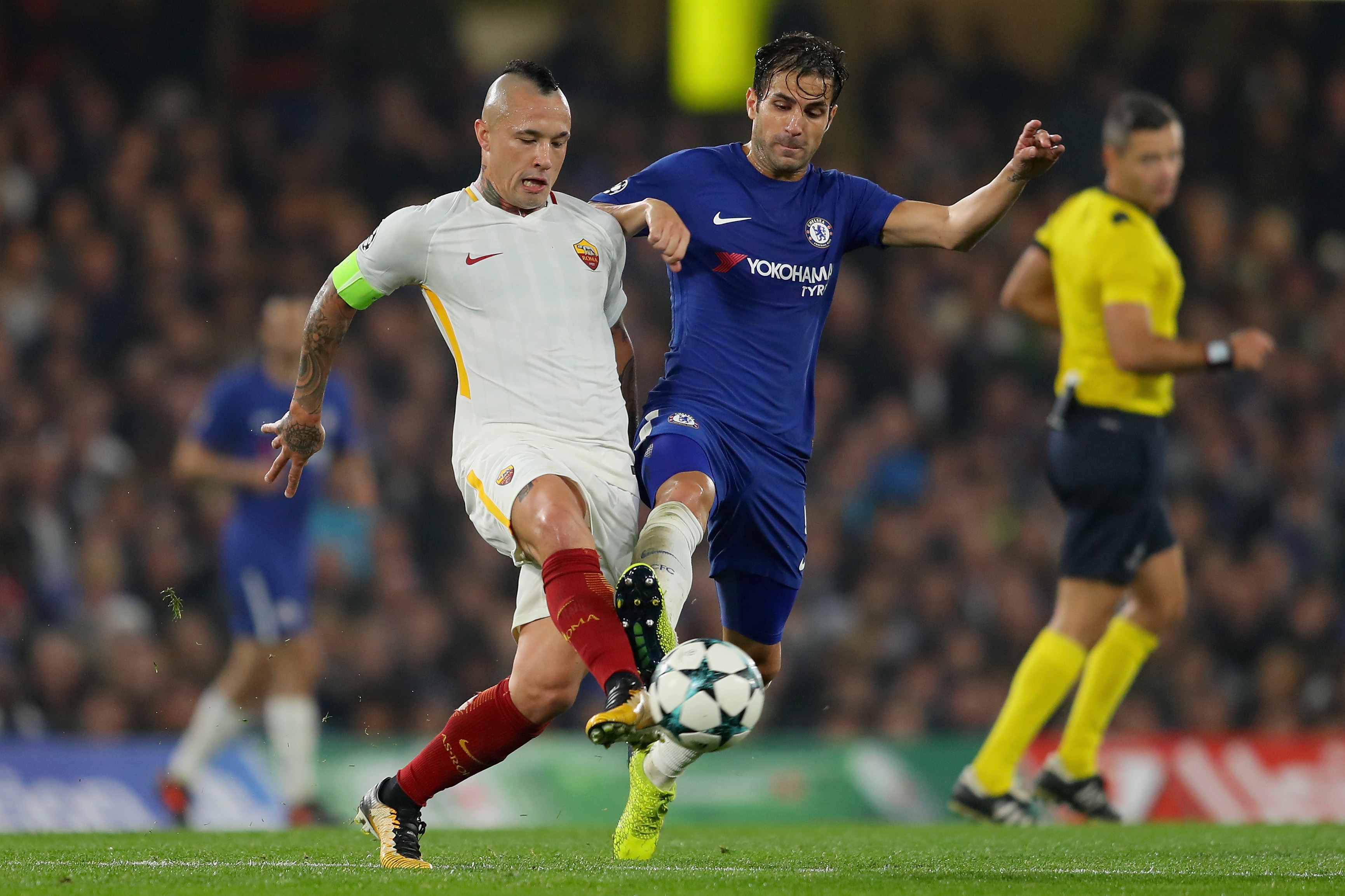LONDON, ENGLAND - OCTOBER 18: Radja Nainggolan of AS Roma and Cesc Fabregas of Chelsea battle for possession during the UEFA Champions League group C match between Chelsea FC and AS Roma at Stamford Bridge on October 18, 2017 in London, United Kingdom.  (Photo by Richard Heathcote/Getty Images)