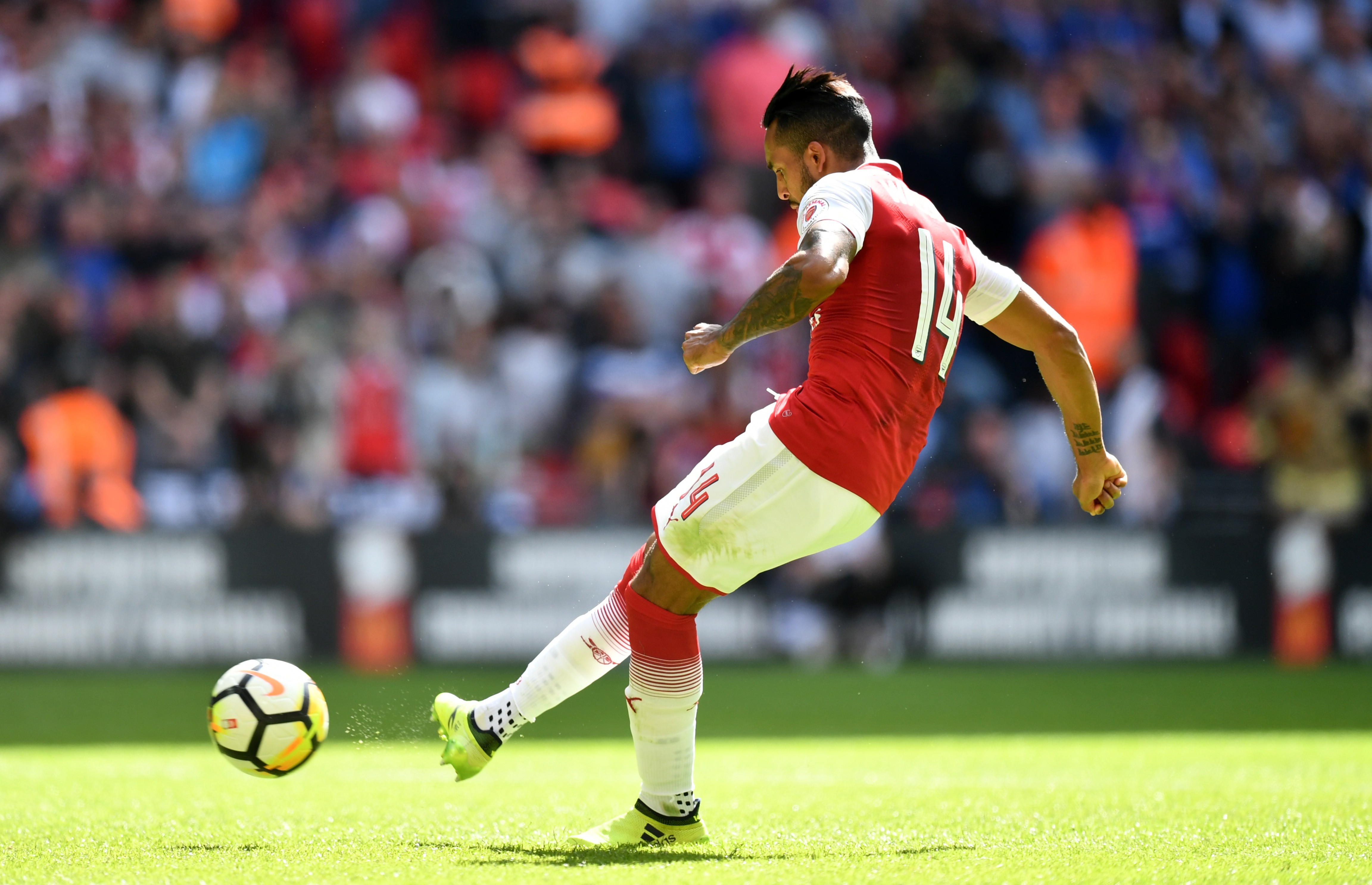 LONDON, ENGLAND - AUGUST 06: Theo Walcott of Arsenal scores his sides first penalty in the penalty shoot out during the The FA Community Shield final between Chelsea and Arsenal at Wembley Stadium on August 6, 2017 in London, England.  (Photo by Dan Mullan/Getty Images)
