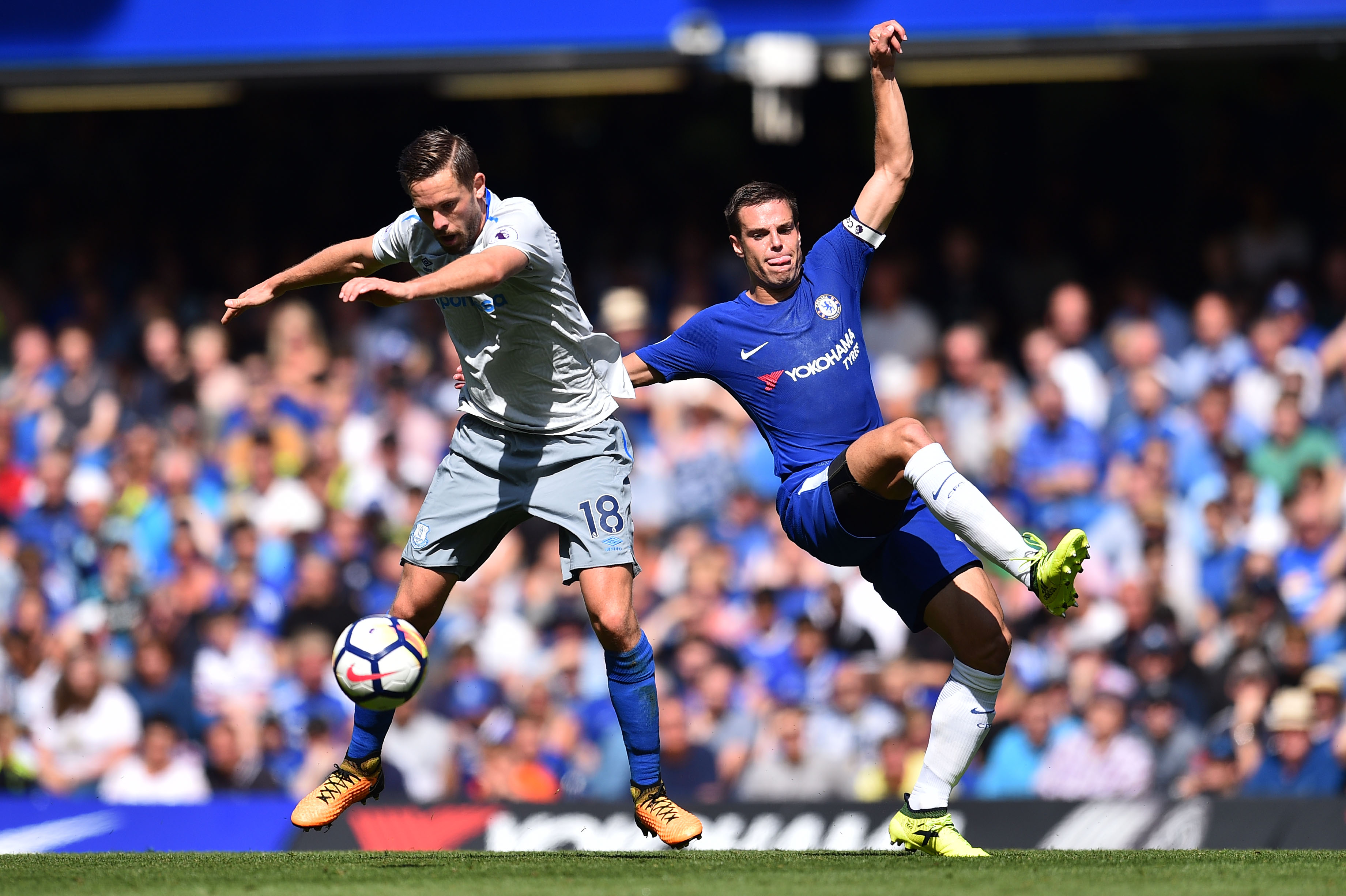 Everton's Icelandic midfielder Gylfi Sigurdsson (L) vies with Chelsea's Spanish defender Cesar Azpilicueta during the English Premier League football match between Chelsea and Everton at Stamford Bridge in London on August 27, 2017. / AFP PHOTO / Glyn KIRK / RESTRICTED TO EDITORIAL USE. No use with unauthorized audio, video, data, fixture lists, club/league logos or 'live' services. Online in-match use limited to 75 images, no video emulation. No use in betting, games or single club/league/player publications.  /         (Photo credit should read GLYN KIRK/AFP/Getty Images)