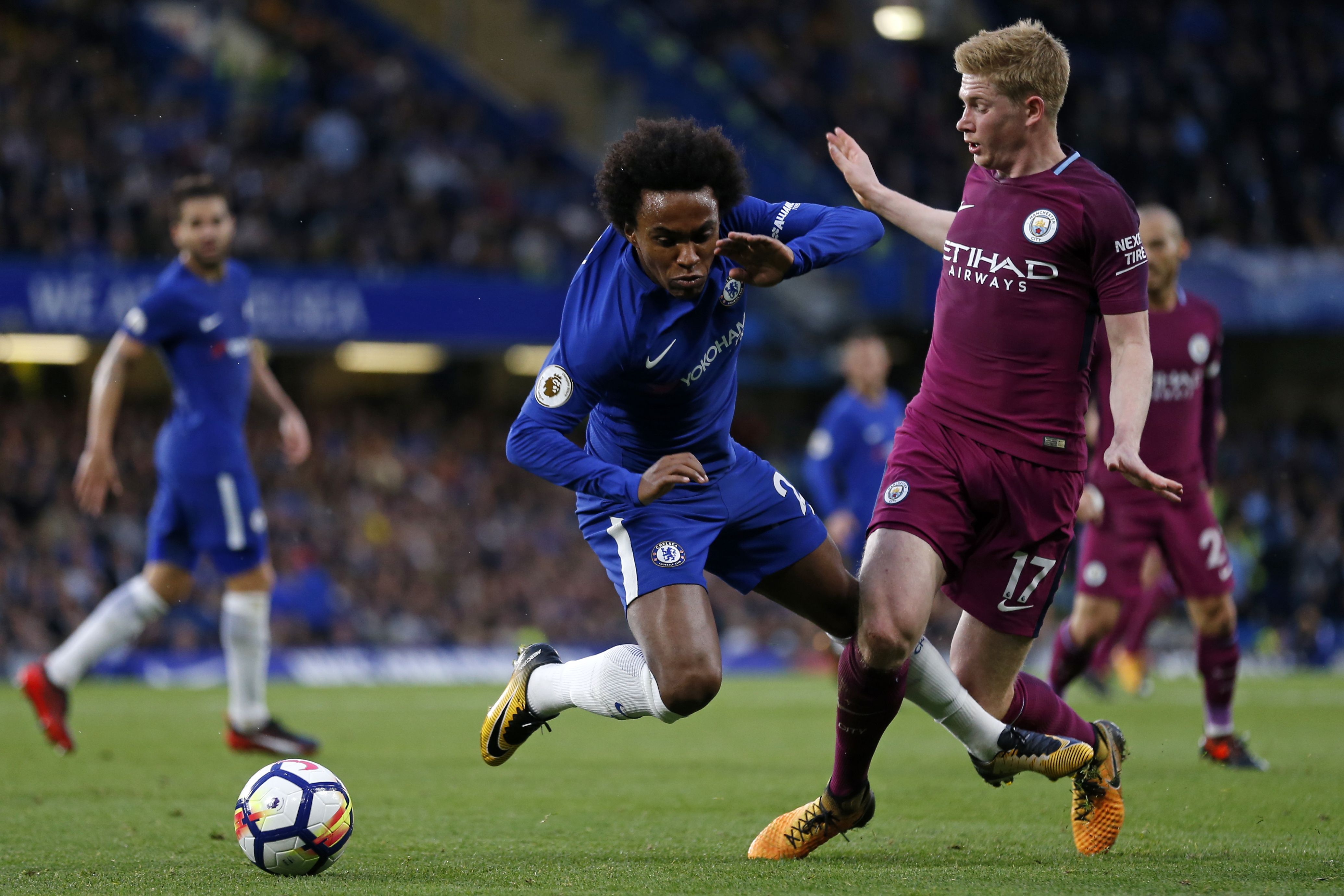 Chelsea's Brazilian midfielder Willian (C) vies with Manchester City's Belgian midfielder Kevin De Bruyne (R) during the English Premier League football match between Chelsea and Manchester City at Stamford Bridge in London on September 30, 2017. / AFP PHOTO / Ian KINGTON / RESTRICTED TO EDITORIAL USE. No use with unauthorized audio, video, data, fixture lists, club/league logos or 'live' services. Online in-match use limited to 75 images, no video emulation. No use in betting, games or single club/league/player publications.  /         (Photo credit should read IAN KINGTON/AFP/Getty Images)