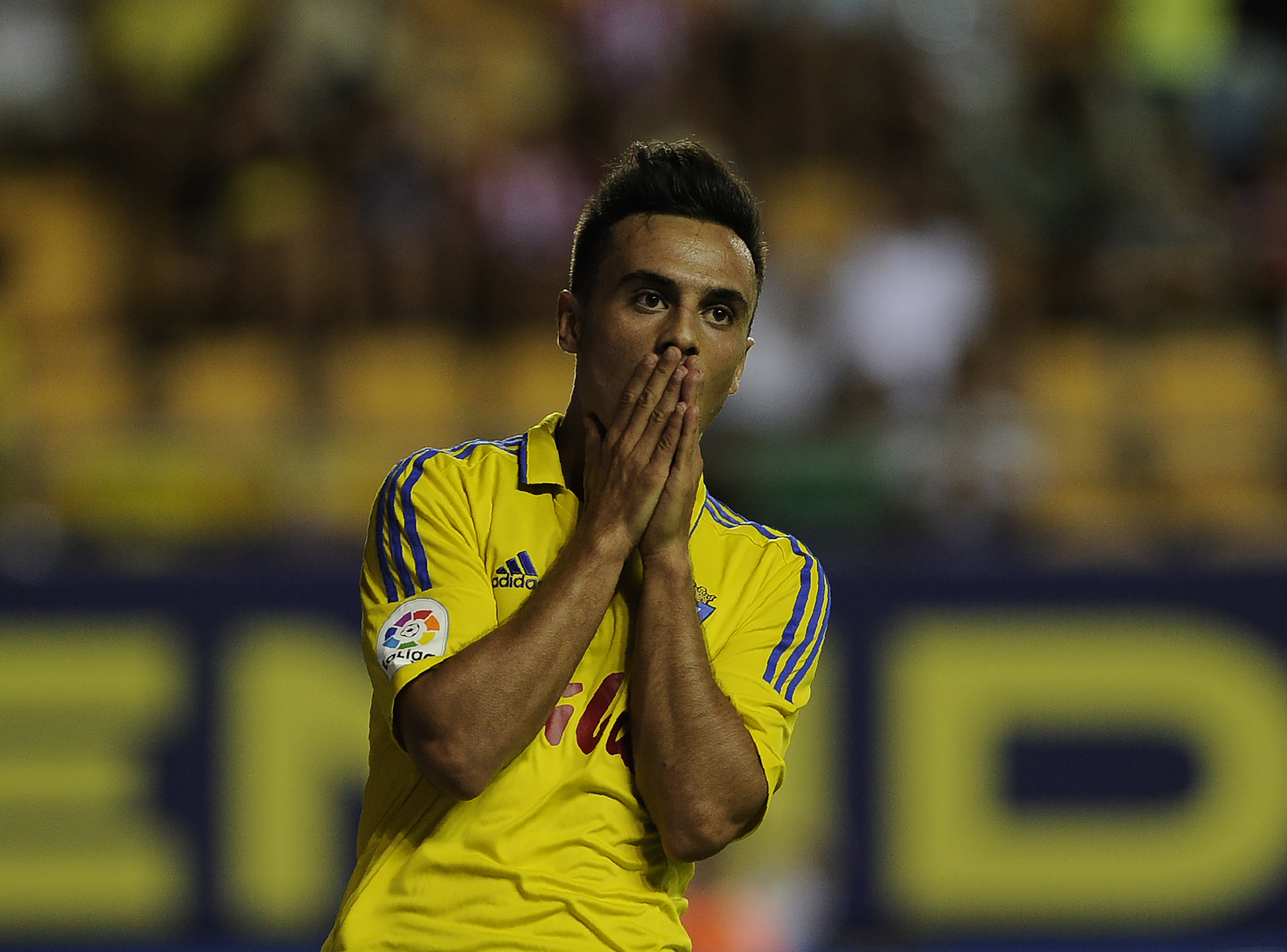 Cadiz' midfielder Álvaro García reacts after failed during the Trofeo Carranza football match Cadiz vs Malaga at the Ramon de Carranaza stadium in Cadiz on August 13, 2016. / AFP / CRISTINA QUICLER        (Photo credit should read CRISTINA QUICLER/AFP/Getty Images)