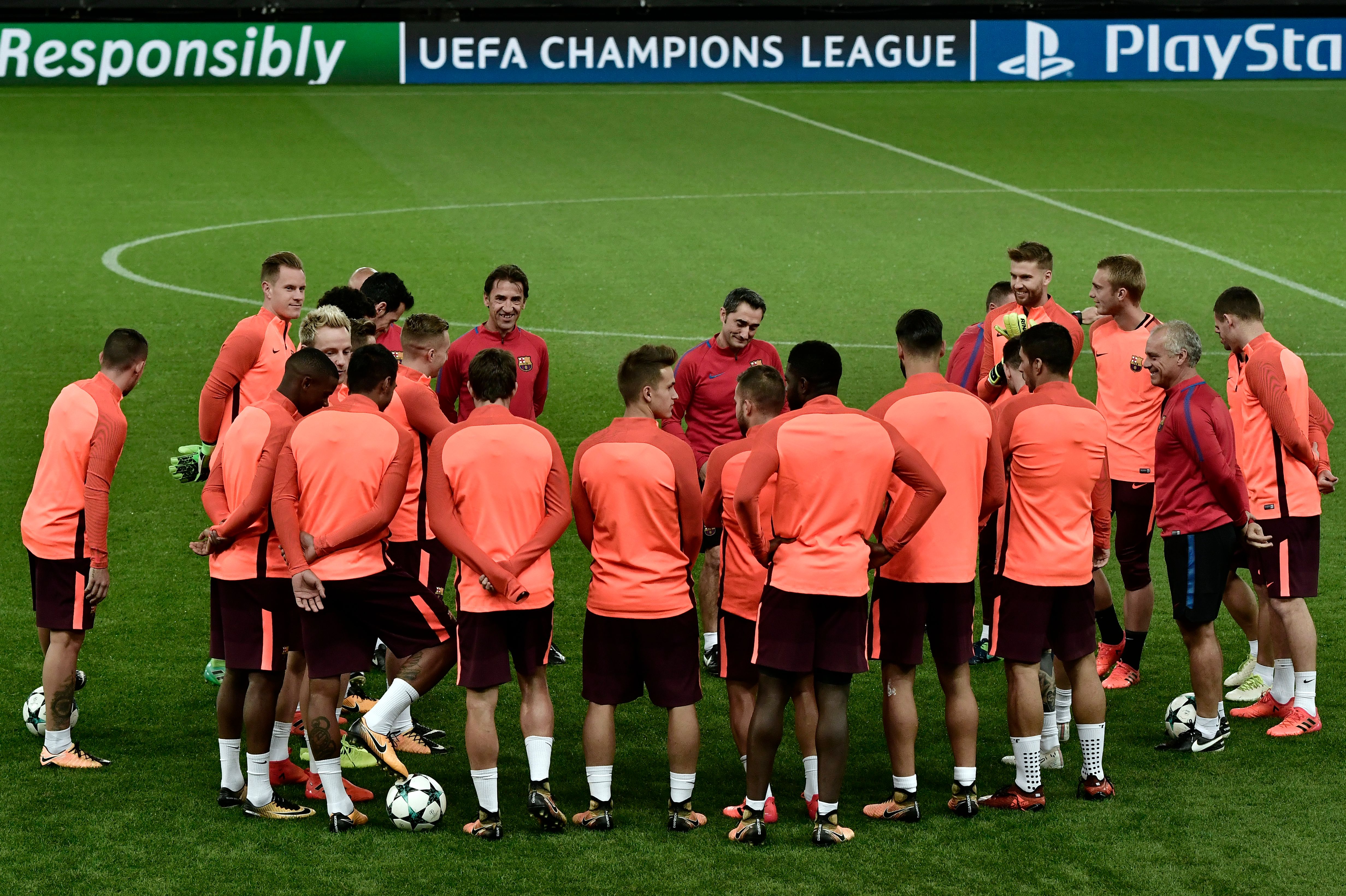 Barcelona's players take part in a Barcelona training at the Giorgos Karaiskakis stadium in Piraeus near Athens on October 30, 2017, on the eve of the UEFA Champions League match between Olympiakos and Barcelona.  / AFP PHOTO / LOUISA GOULIAMAKI        (Photo credit should read LOUISA GOULIAMAKI/AFP/Getty Images)