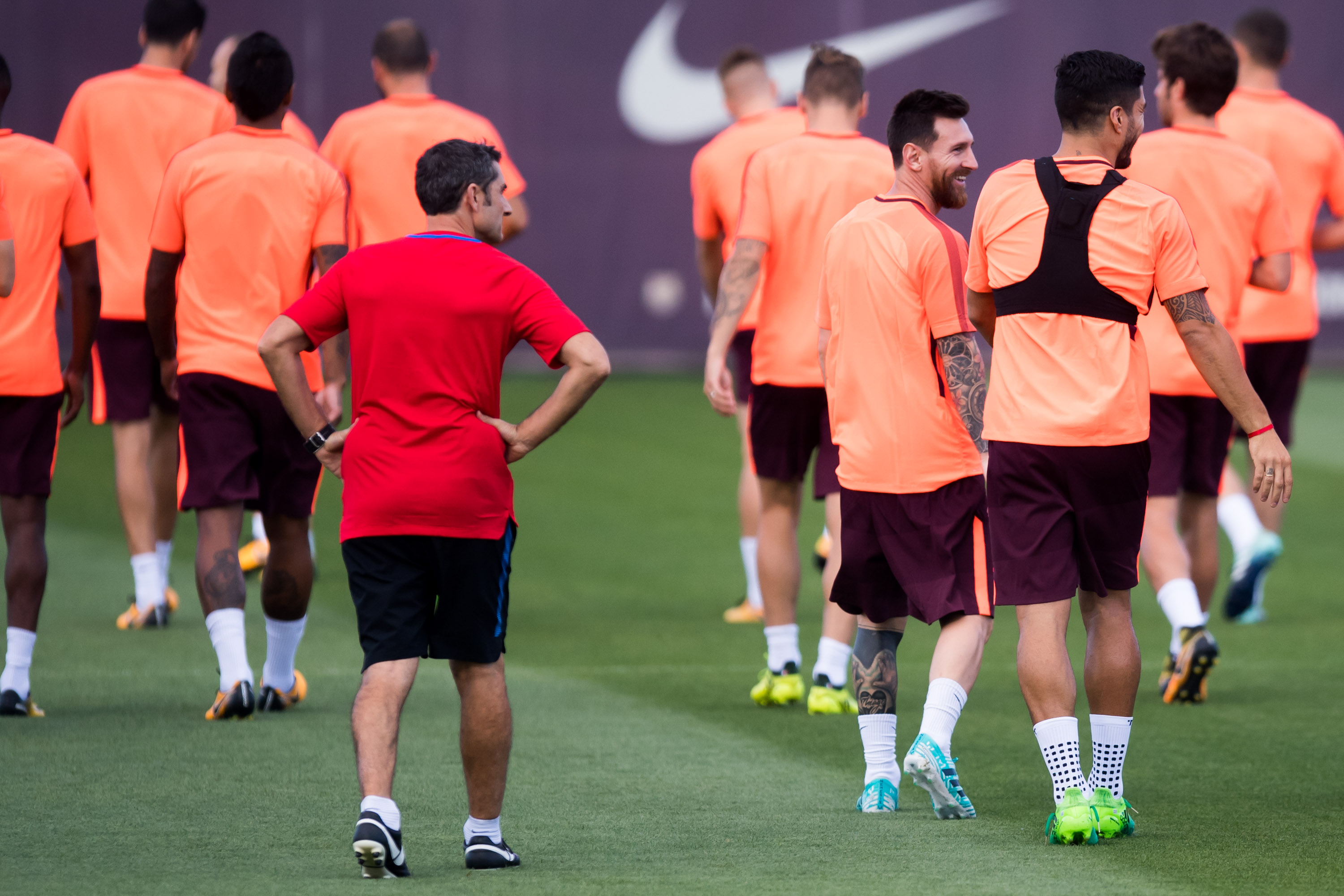 BARCELONA, SPAIN - SEPTEMBER 11: Head coach Ernesto Valverde, Lionel Messi and Luis Suarez of FC Barcelona walk during a training session ahead of the UEFA Champions League Group D match against Juventus on September 11, 2017 in Barcelona, Spain.  (Photo by Alex Caparros/Getty Images)