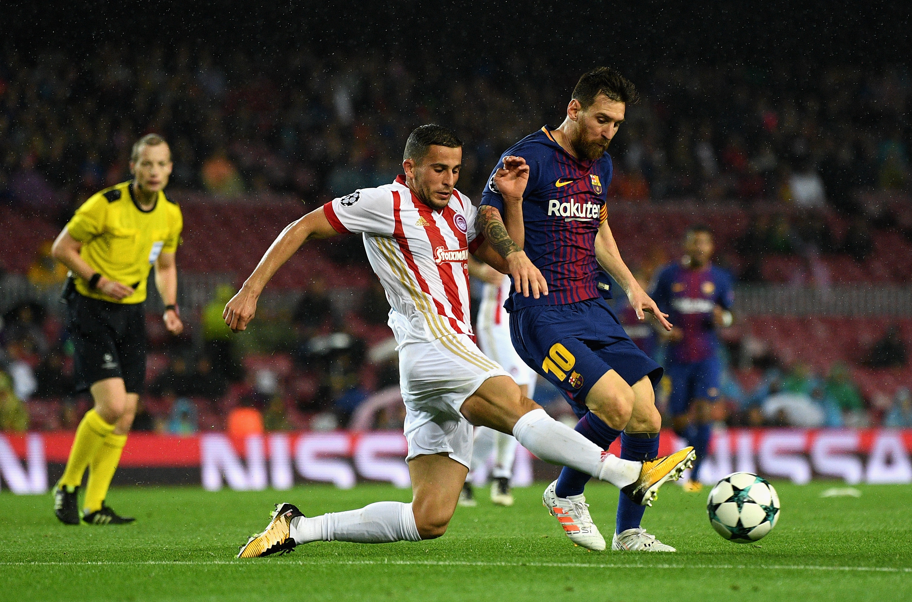 BARCELONA, SPAIN - OCTOBER 18: Lionel Messi of Barcelona and Omar Elabdellaoui of Olympiacos battle for possession during the UEFA Champions League group D match between FC Barcelona and Olympiakos Piraeus at Camp Nou on October 18, 2017 in Barcelona, Spain.  (Photo by David Ramos/Getty Images)