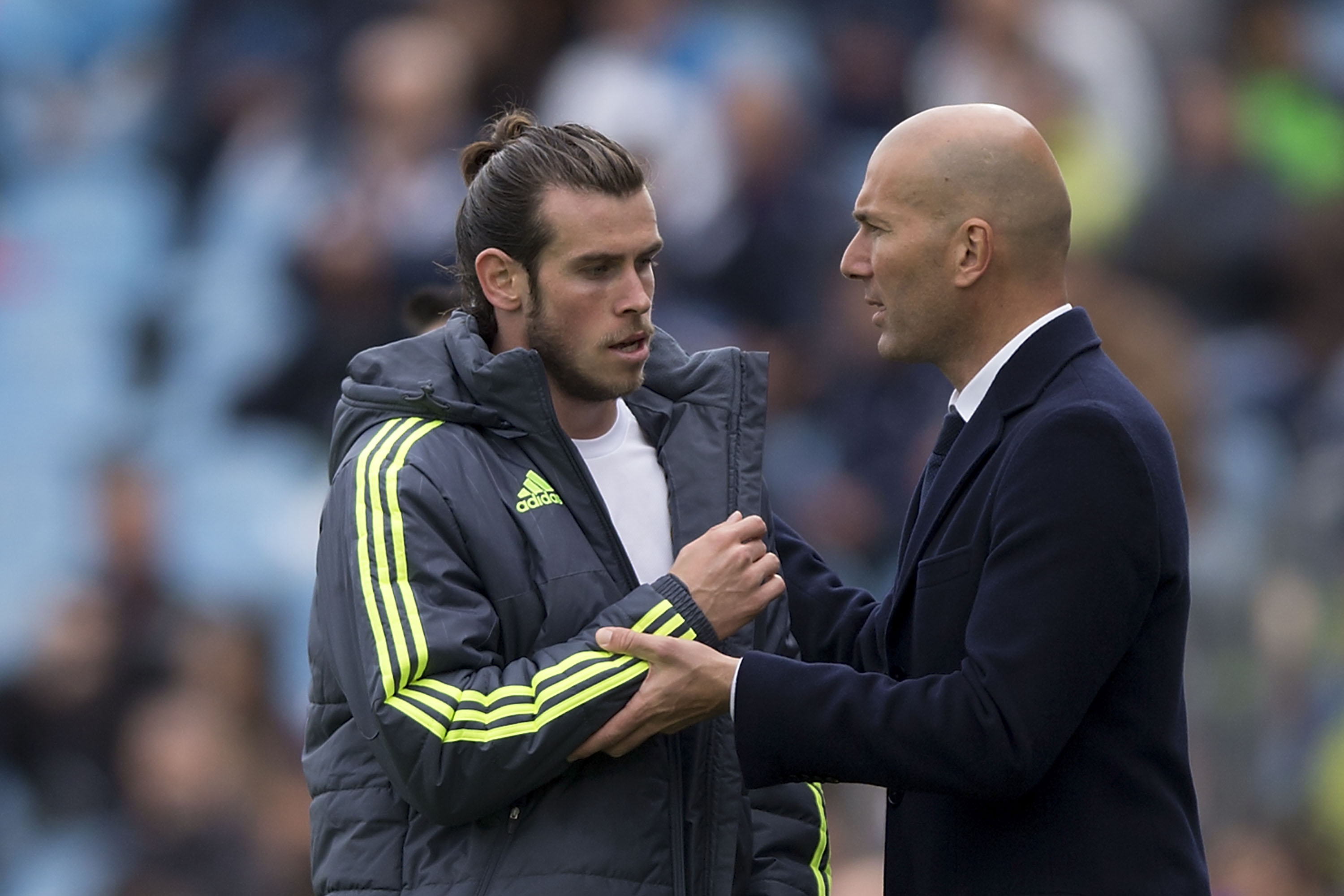 GETAFE, SPAIN - APRIL 16: Gareth Bale (L) of Real Madrid CF clashes hands with his head coach Zinedine Zidane (R) as he leaves the pithc  during the La Liga match between Getafe CF and Real Madrid CF at Coliseum Alfonso Perez on April 16, 2016 in Getafe, Spain.  (Photo by Gonzalo Arroyo Moreno/Getty Images)