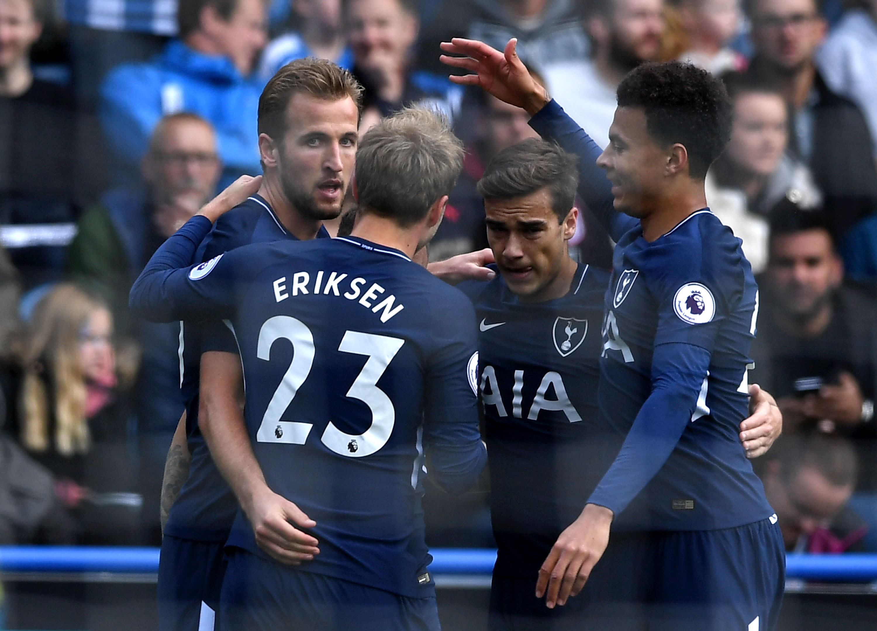 HUDDERSFIELD, ENGLAND - SEPTEMBER 30:  Harry Kane of Tottenham Hotspur celebrates scoring his sides first goal with his Tottenham Hotspur team mates during the Premier League match between Huddersfield Town and Tottenham Hotspur at John Smith's Stadium on September 30, 2017 in Huddersfield, England.  (Photo by Gareth Copley/Getty Images)