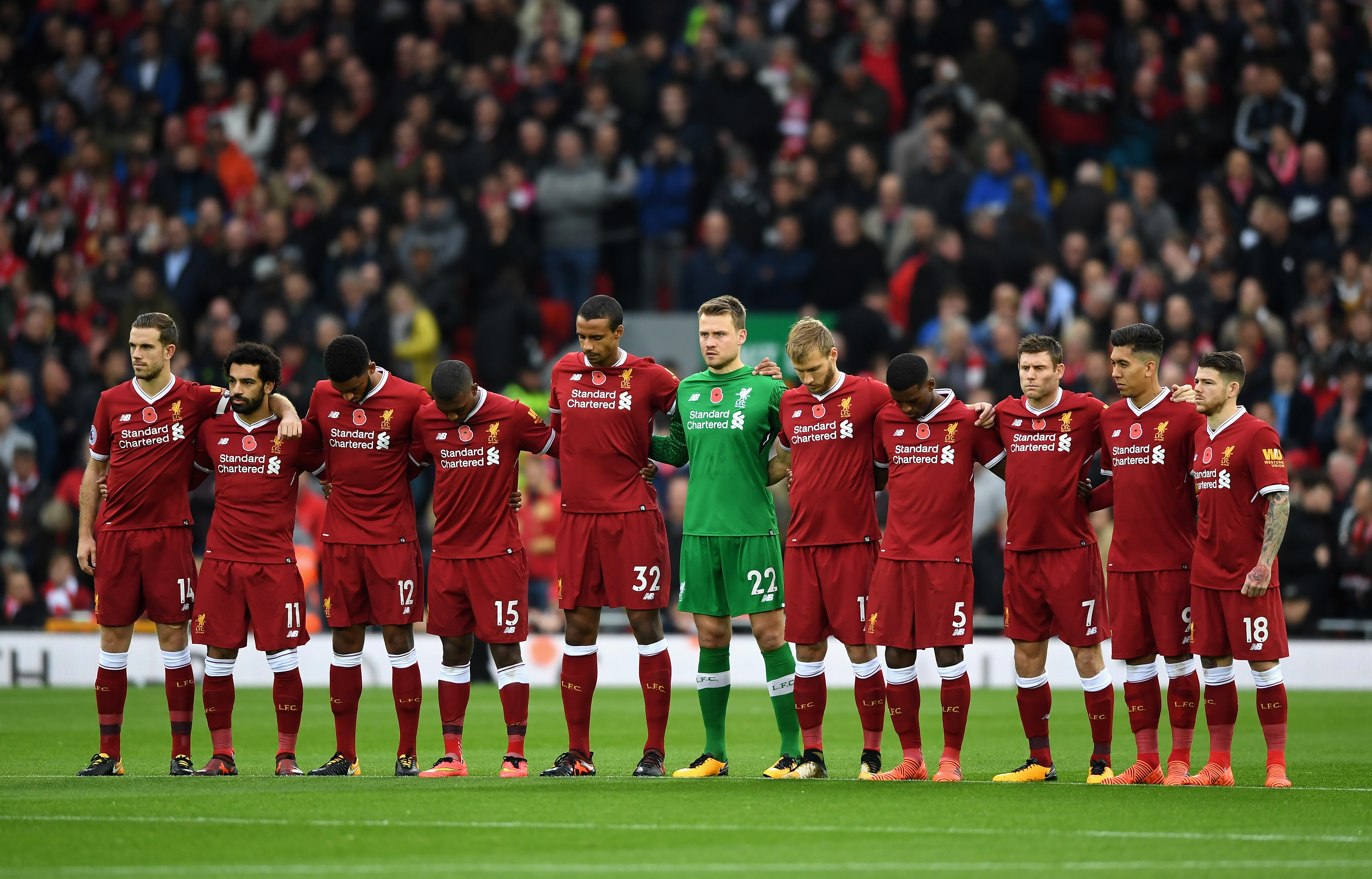 LIVERPOOL, UNITED KINGDOM - OCTOBER 28: The Liverpool team take part in  minute of silence for remembrance day prior to the Premier League match between Liverpool and Huddersfield Town at Anfield on October 28, 2017 in Liverpool, England.  (Photo by Gareth Copley/Getty Images)