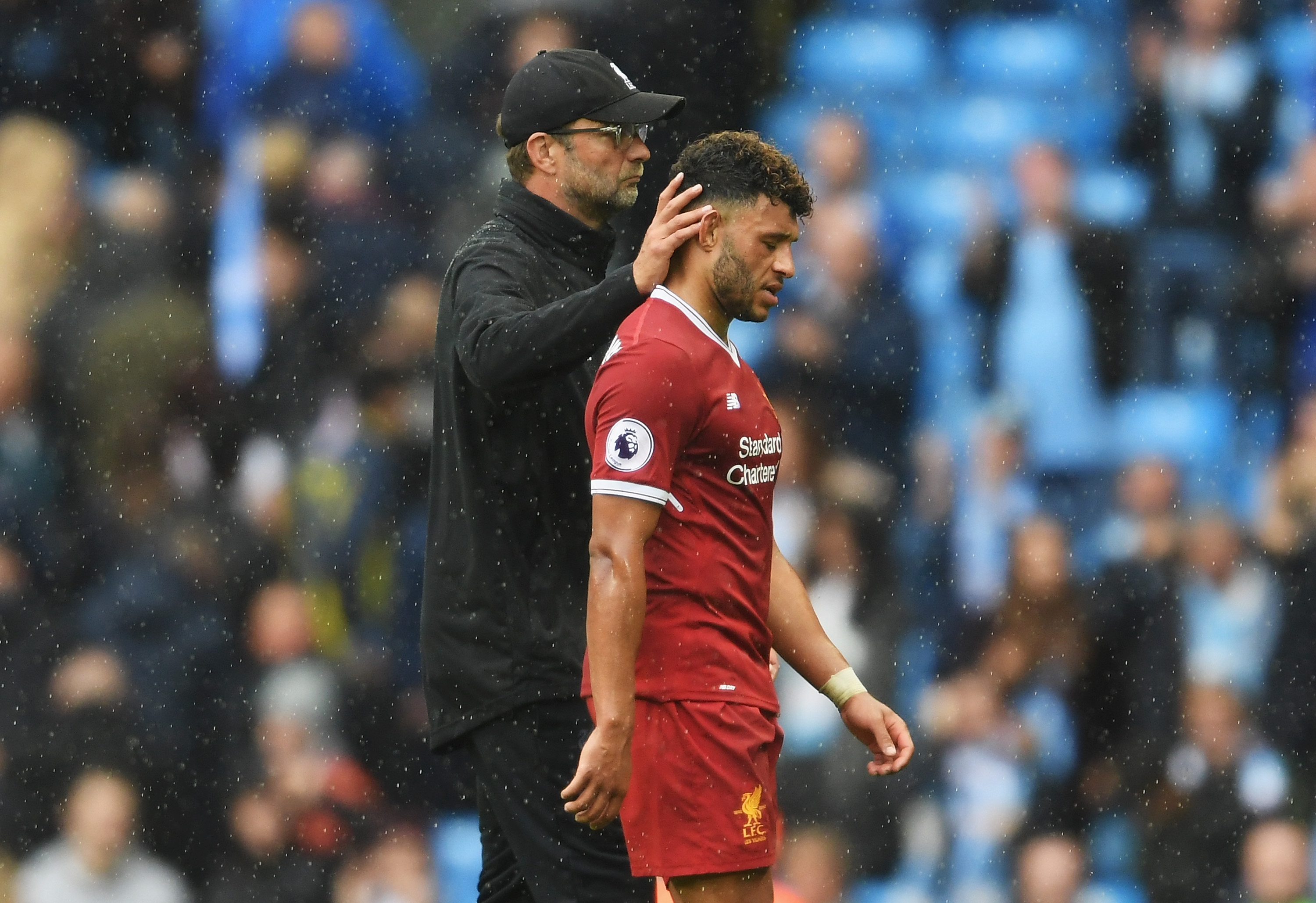 MANCHESTER, ENGLAND - SEPTEMBER 09:  Jurgen Klopp, Manager of Liverpool and Alex Oxlade-Chamberlain of Liverpool embrace after the Premier League match between Manchester City and Liverpool at Etihad Stadium on September 9, 2017 in Manchester, England.  (Photo by Laurence Griffiths/Getty Images)