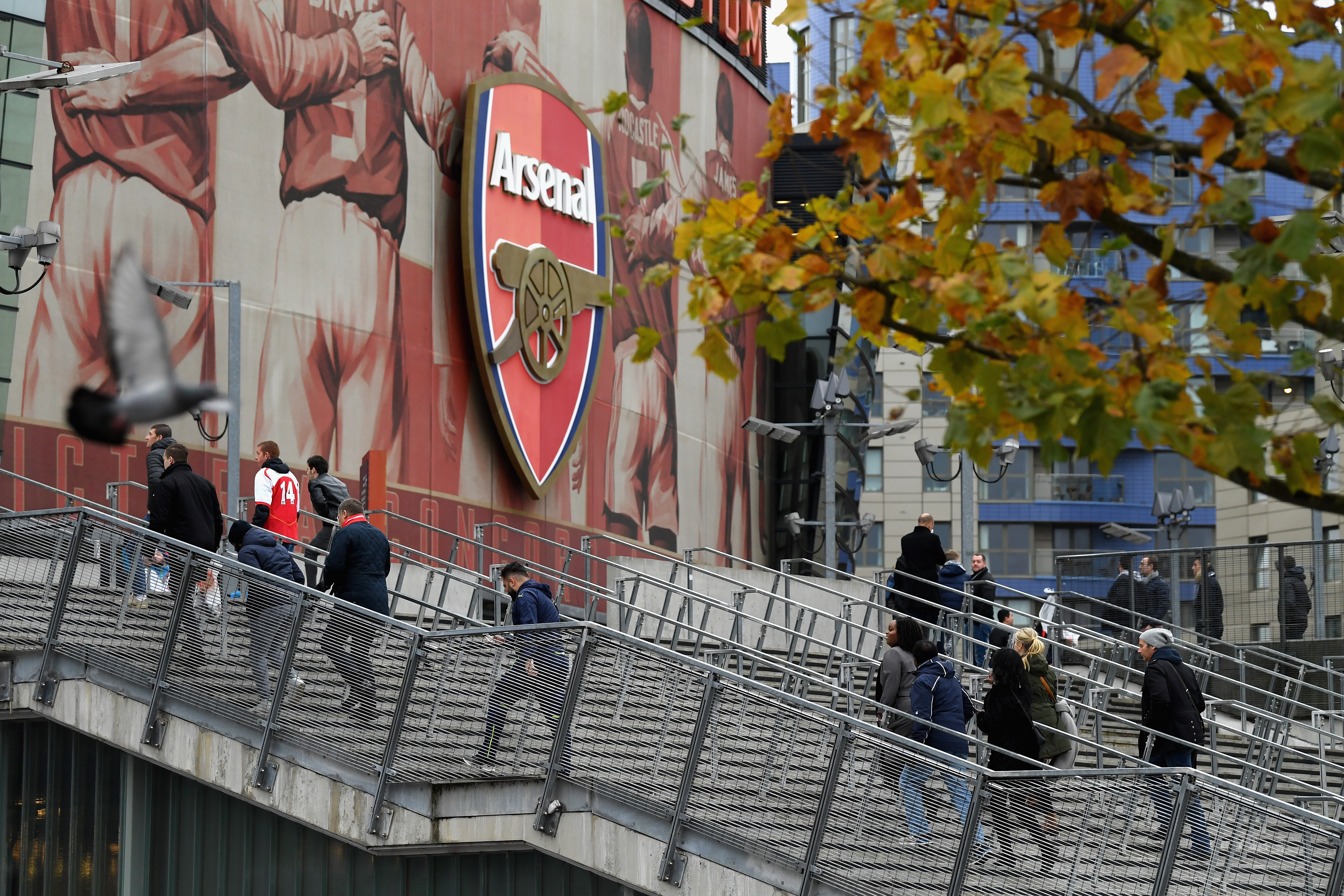LONDON, ENGLAND - NOVEMBER 18:  Fans make their way to the stadium during the Premier League match between Arsenal and Tottenham Hotspur at Emirates Stadium on November 18, 2017 in London, England.  (Photo by Mike Hewitt/Getty Images)