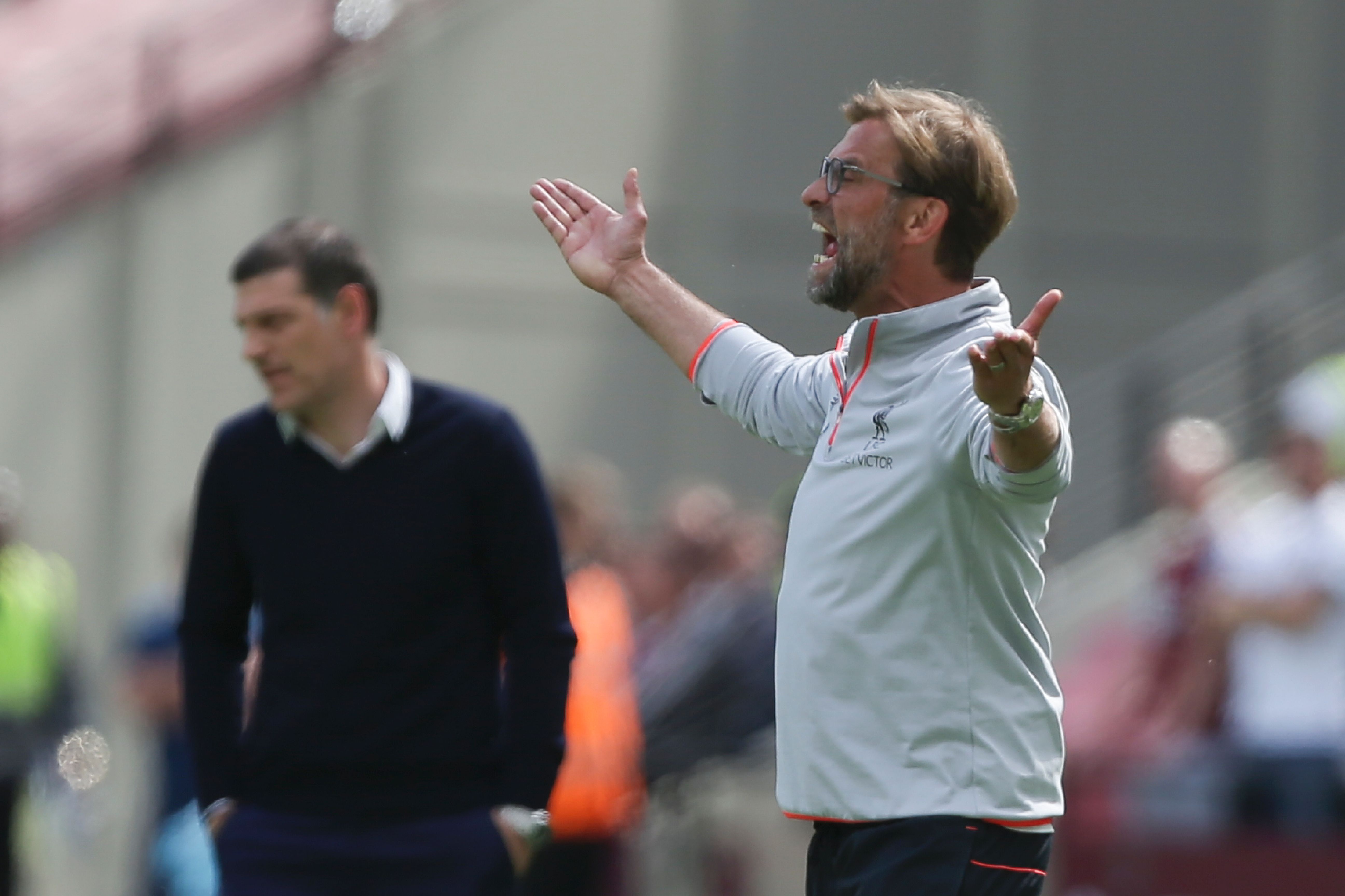 Liverpool's German manager Jurgen Klopp (R) gestures as West Ham United's Croatian manager Slaven Bilic looks on during the English Premier League football match between West Ham United and Liverpool at The London Stadium, in east London on May 14, 2017. / AFP PHOTO / Daniel LEAL-OLIVAS / RESTRICTED TO EDITORIAL USE. No use with unauthorized audio, video, data, fixture lists, club/league logos or 'live' services. Online in-match use limited to 75 images, no video emulation. No use in betting, games or single club/league/player publications.  /         (Photo credit should read DANIEL LEAL-OLIVAS/AFP/Getty Images)