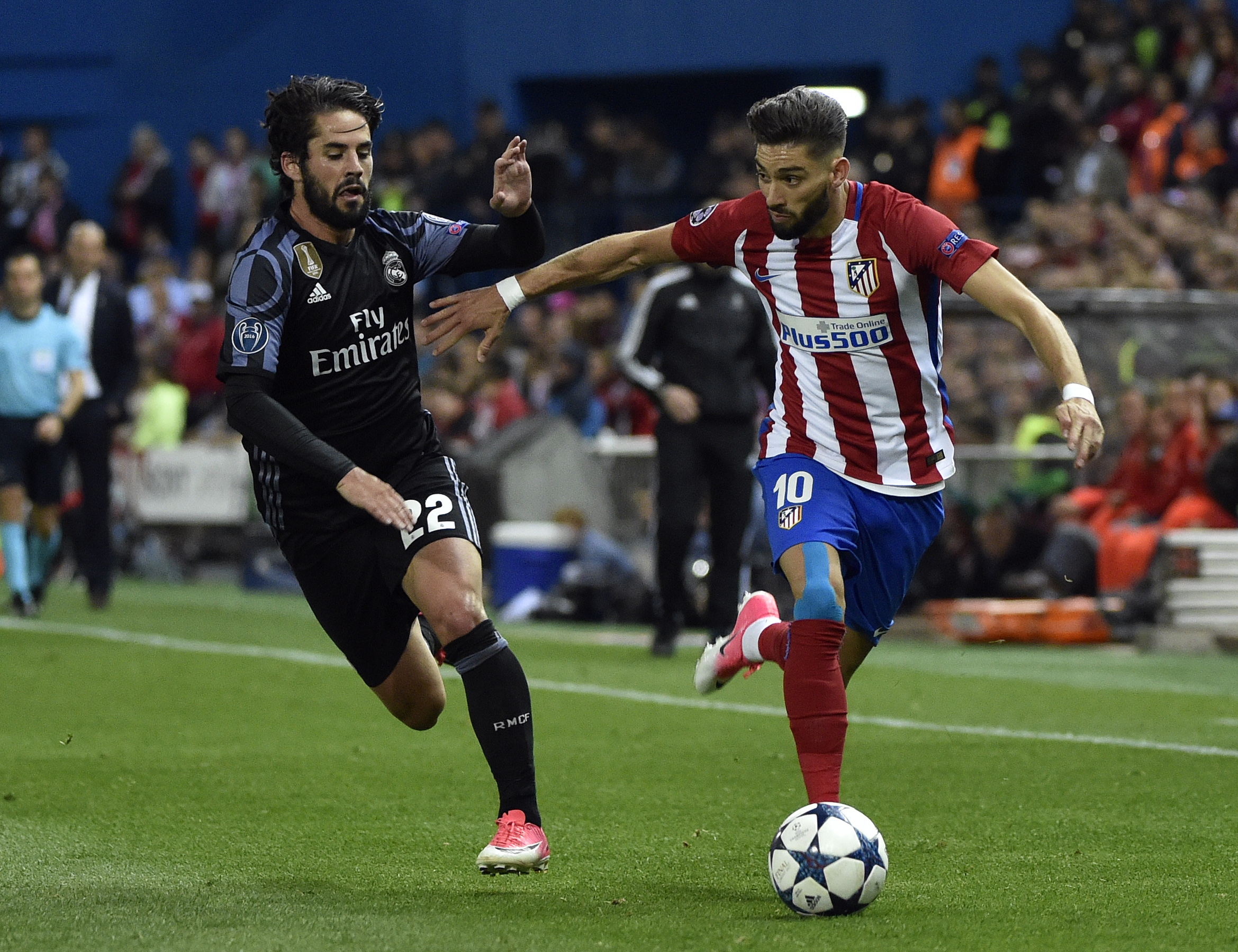 Real Madrid's midfielder Isco (L) vies with Atletico Madrid's Belgian midfielder Yannick Ferreira Carrasco during the UEFA Champions League semifinal second leg football match Club Atletico de Madrid vs Real Madrid CF at the Vicente Calderon stadium in Madrid, on May 10, 2017. / AFP PHOTO / GERARD JULIEN        (Photo credit should read GERARD JULIEN/AFP/Getty Images)