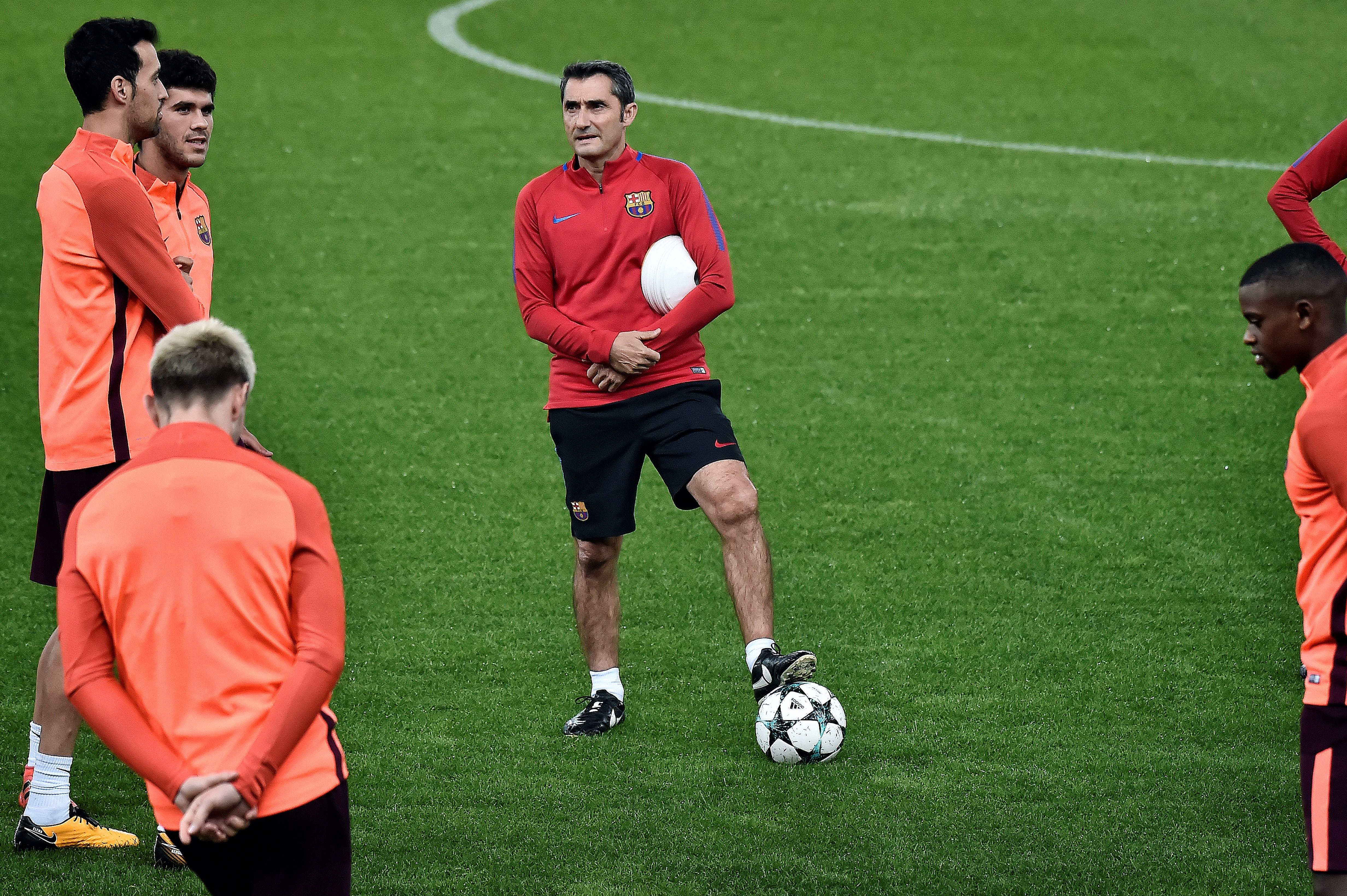 Barcelona's head coach Ernesto Valverde takes part in a Barcelona training at the Giorgos Karaiskakis stadium in Piraeus near Athens on October 30, 2017, on the eve of the UEFA Champions League match between Olympiakos and Barcelona.  / AFP PHOTO / LOUISA GOULIAMAKI        (Photo credit should read LOUISA GOULIAMAKI/AFP/Getty Images)