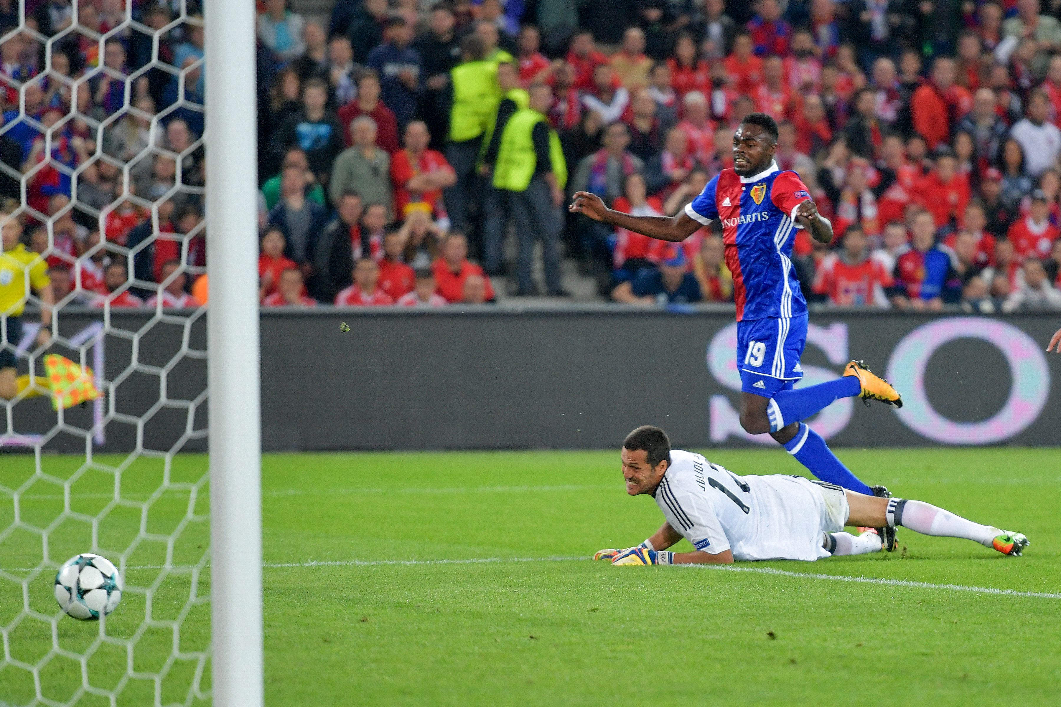 Basel's Swiss forward Dimitri Oberlin (R) scores a goal against Benfica's Brazilian goalkeeper Julio Cesar during the UEFA Champions league Group A football match between FC Basel 1893 and SL Benfica on September 27, 2017 at St. Jakob-Park stadium in Basel. / AFP PHOTO / Fabrice COFFRINI        (Photo credit should read FABRICE COFFRINI/AFP/Getty Images)