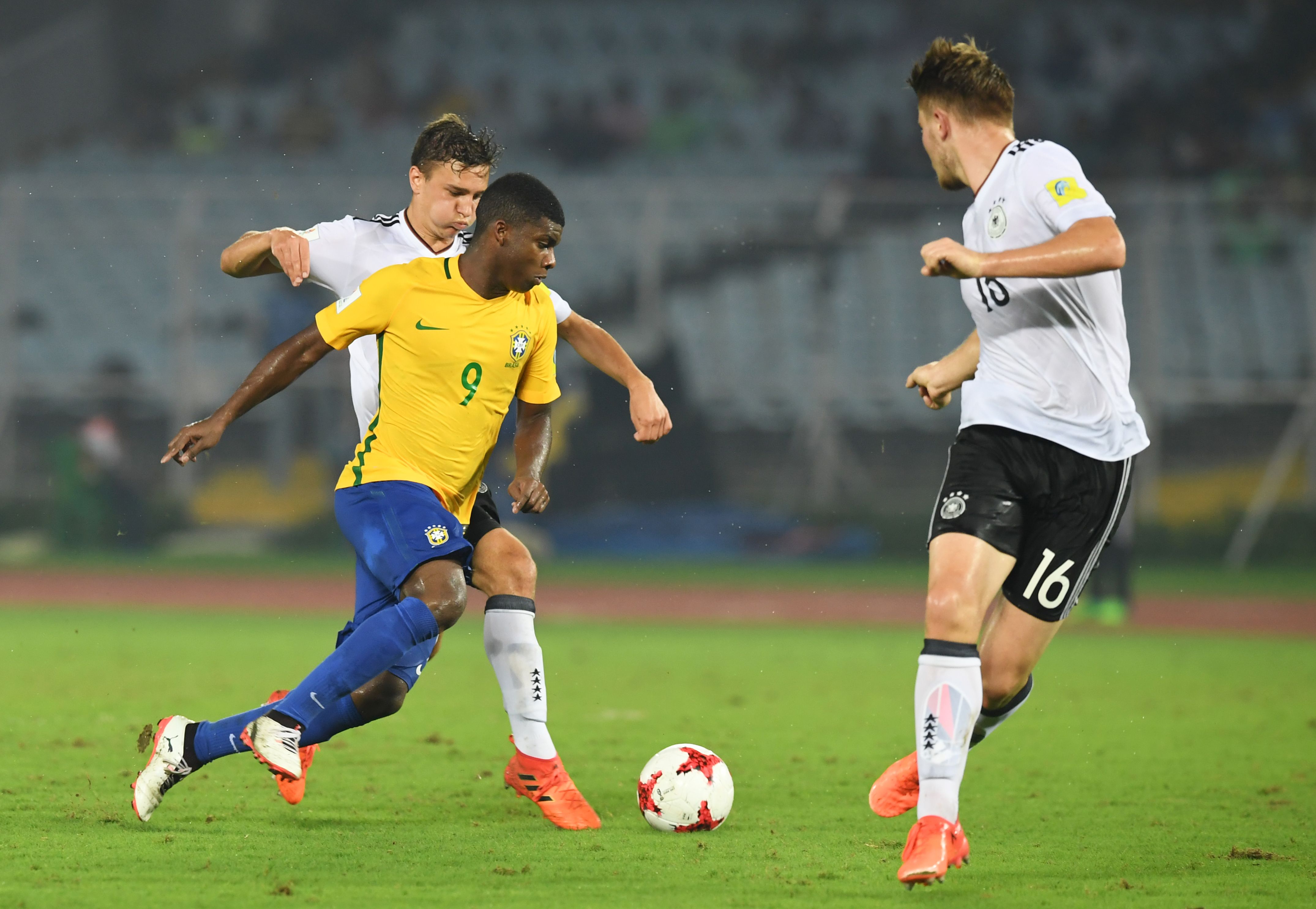 Alexander Nitzl (L) of Germany and Lincoln (2L) of Brazil compete for the ball during the quarterfinal football match of the FIFA U-17 World Cup at the Vivekananda Yuba Bharati Krirangan stadium in Kolkata on October 22, 2017.
The FIFA U-17 Football World Cup is taking place in India from October 6 to 28. / AFP PHOTO / Dibyangshu SARKAR        (Photo credit should read DIBYANGSHU SARKAR/AFP/Getty Images)