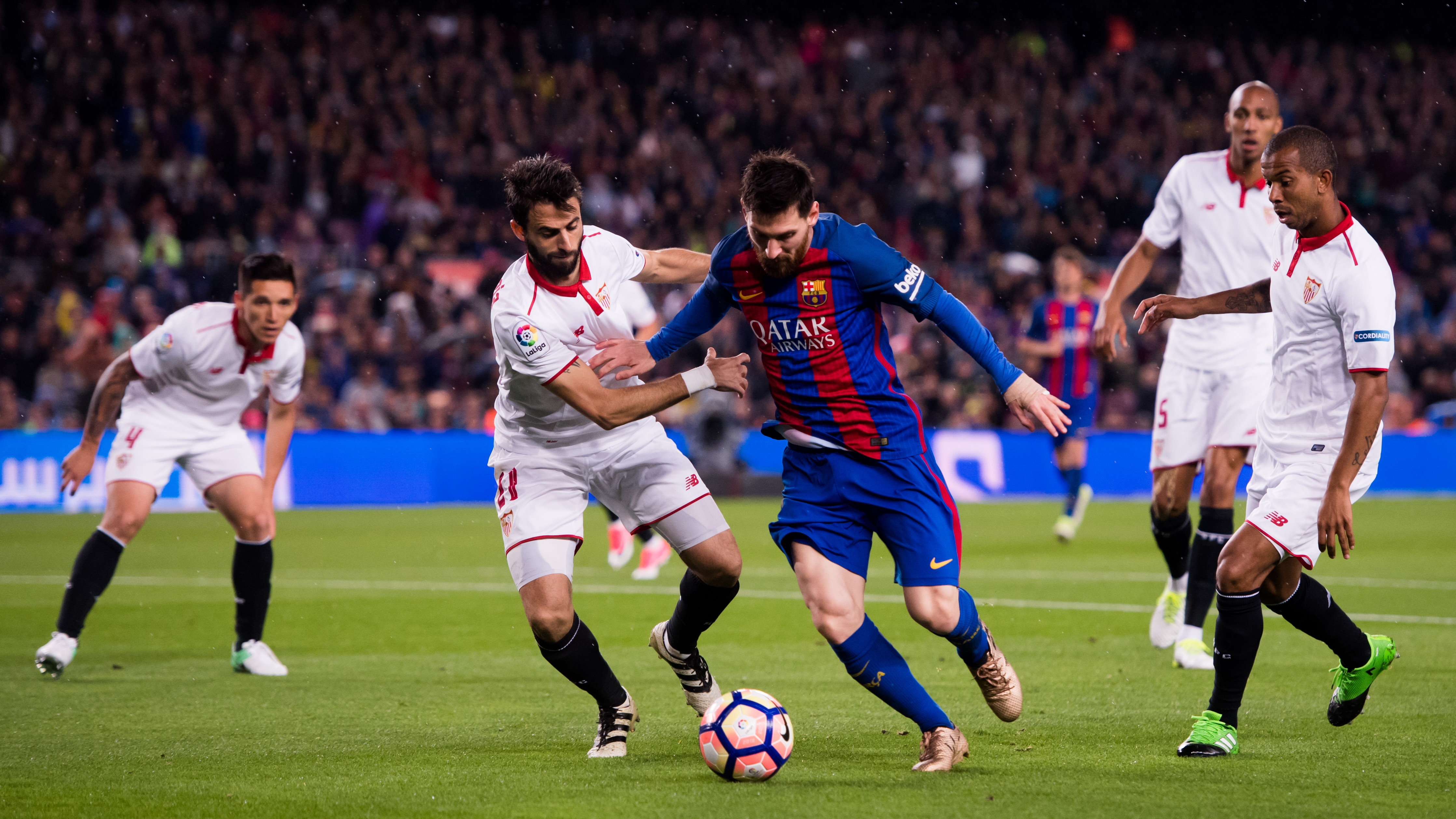 BARCELONA, SPAIN - APRIL 05:  Lionel Messi (C) of FC Barcelona fights for the ball with Nico Pareja (L) of Sevilla FC during the La Liga match between FC Barcelona and Sevilla FC at Camp Nou stadium on April 5, 2017 in Barcelona, Spain.  (Photo by Alex Caparros/Getty Images)