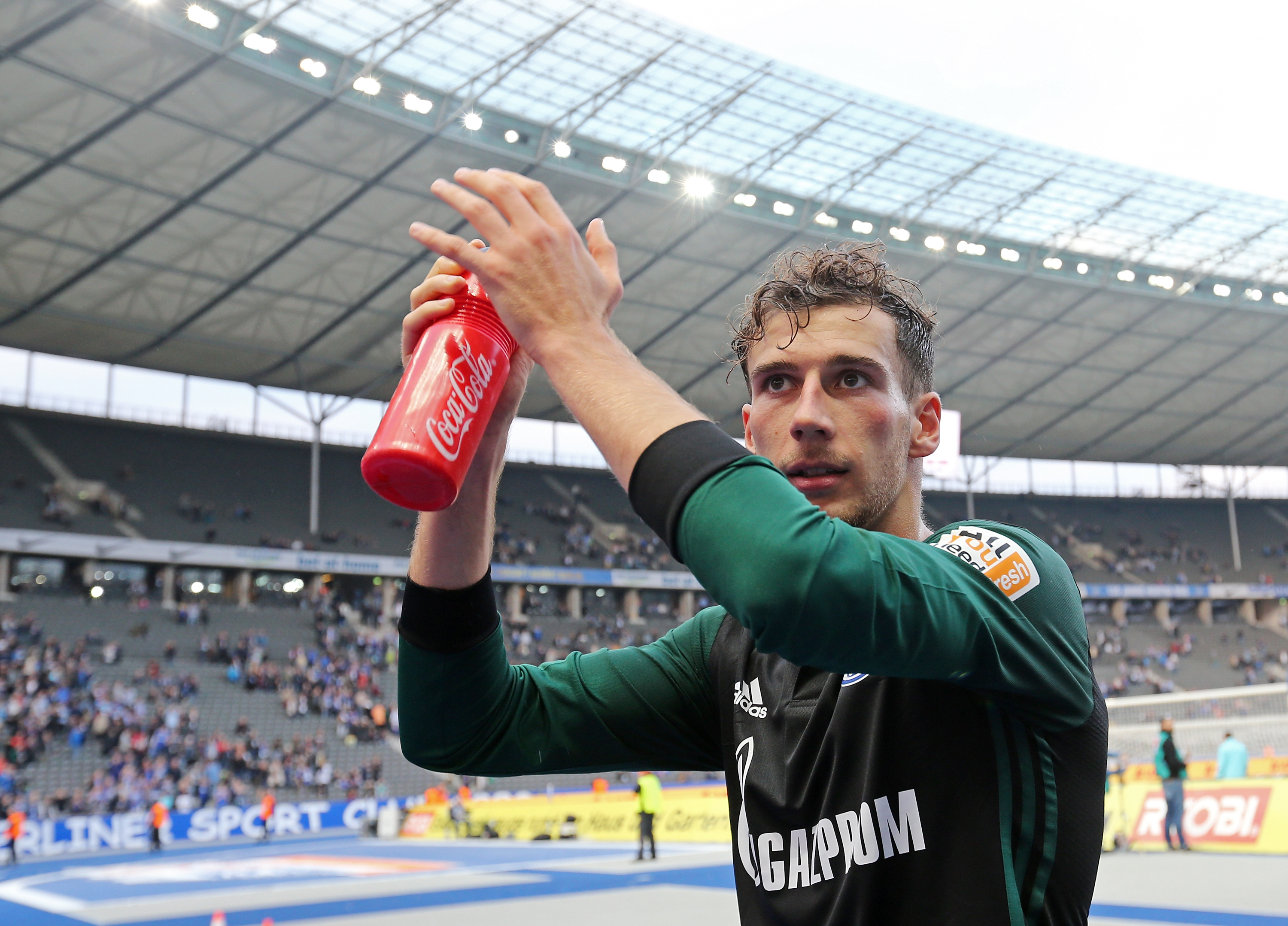 BERLIN, GERMANY - OCTOBER 14:  Leon Goretzka of Schalke shows his delight after winning the Bundesliga match between Hertha BSC and FC Schalke 04 at Olympiastadion on October 14, 2017 in Berlin, Germany.  (Photo by Matthias Kern/Bongarts/Getty Images)