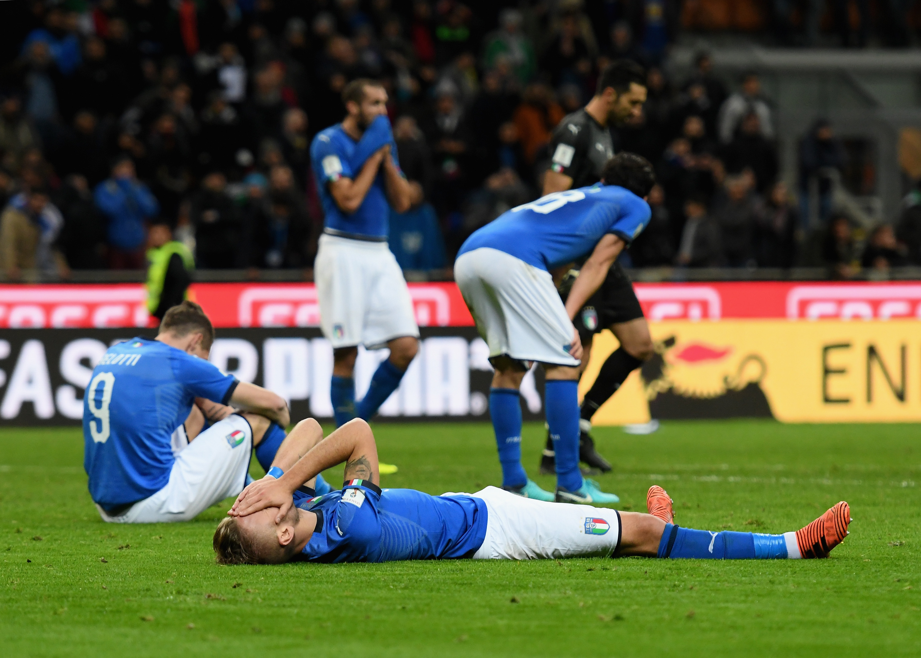 MILAN, ITALY - NOVEMBER 13:  Players of Italy dejected at the end of the FIFA 2018 World Cup Qualifier Play-Off: Second Leg between Italy and Sweden at San Siro Stadium on November 13, 2017 in Milan, Italy.  (Photo by Claudio Villa/Getty Images)