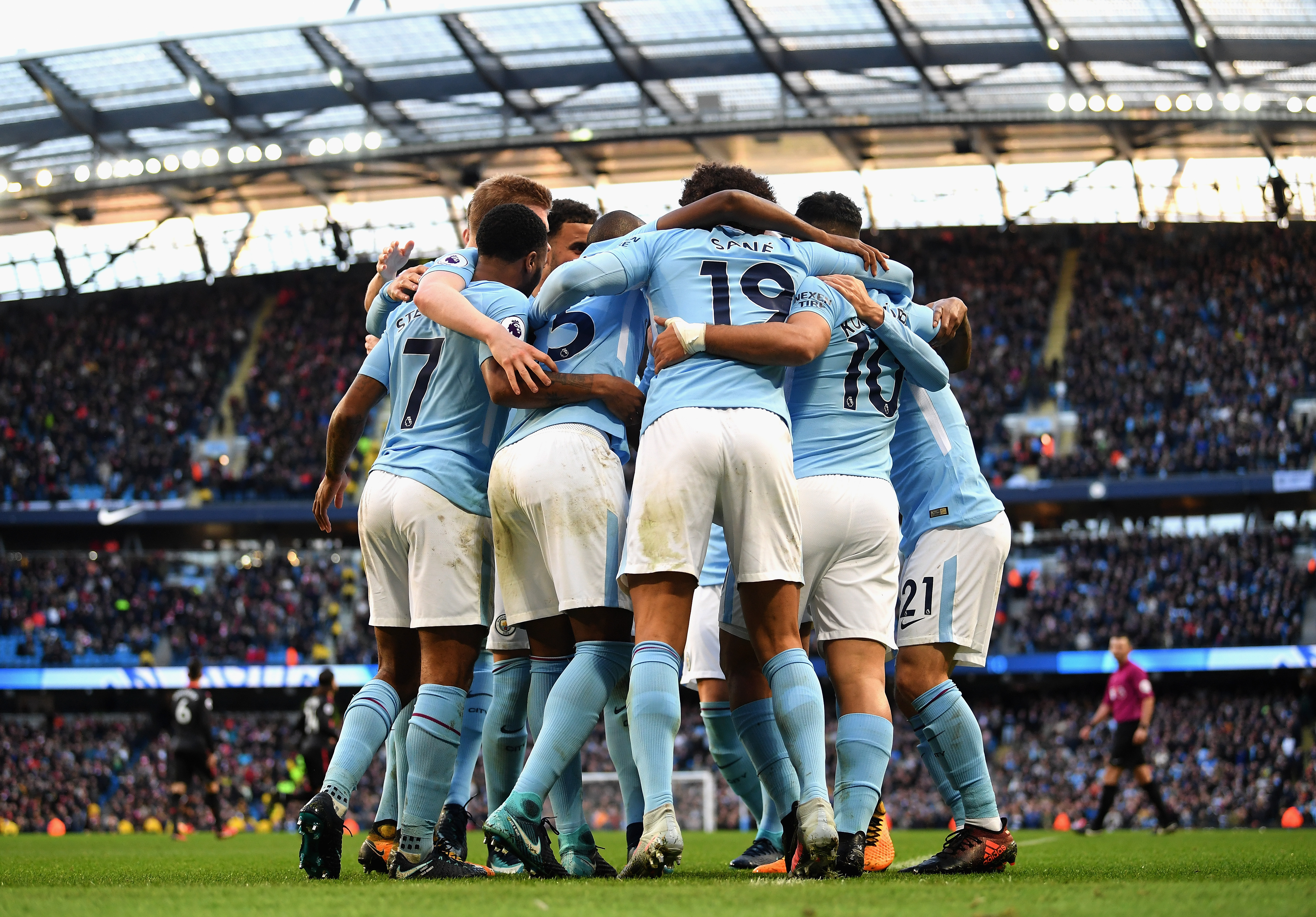 MANCHESTER, ENGLAND - NOVEMBER 05: Sergio Aguero of Manchester City celebrates scoring his sides second goal with his Manchester City team mates during the Premier League match between Manchester City and Arsenal at Etihad Stadium on November 5, 2017 in Manchester, England.  (Photo by Laurence Griffiths/Getty Images)